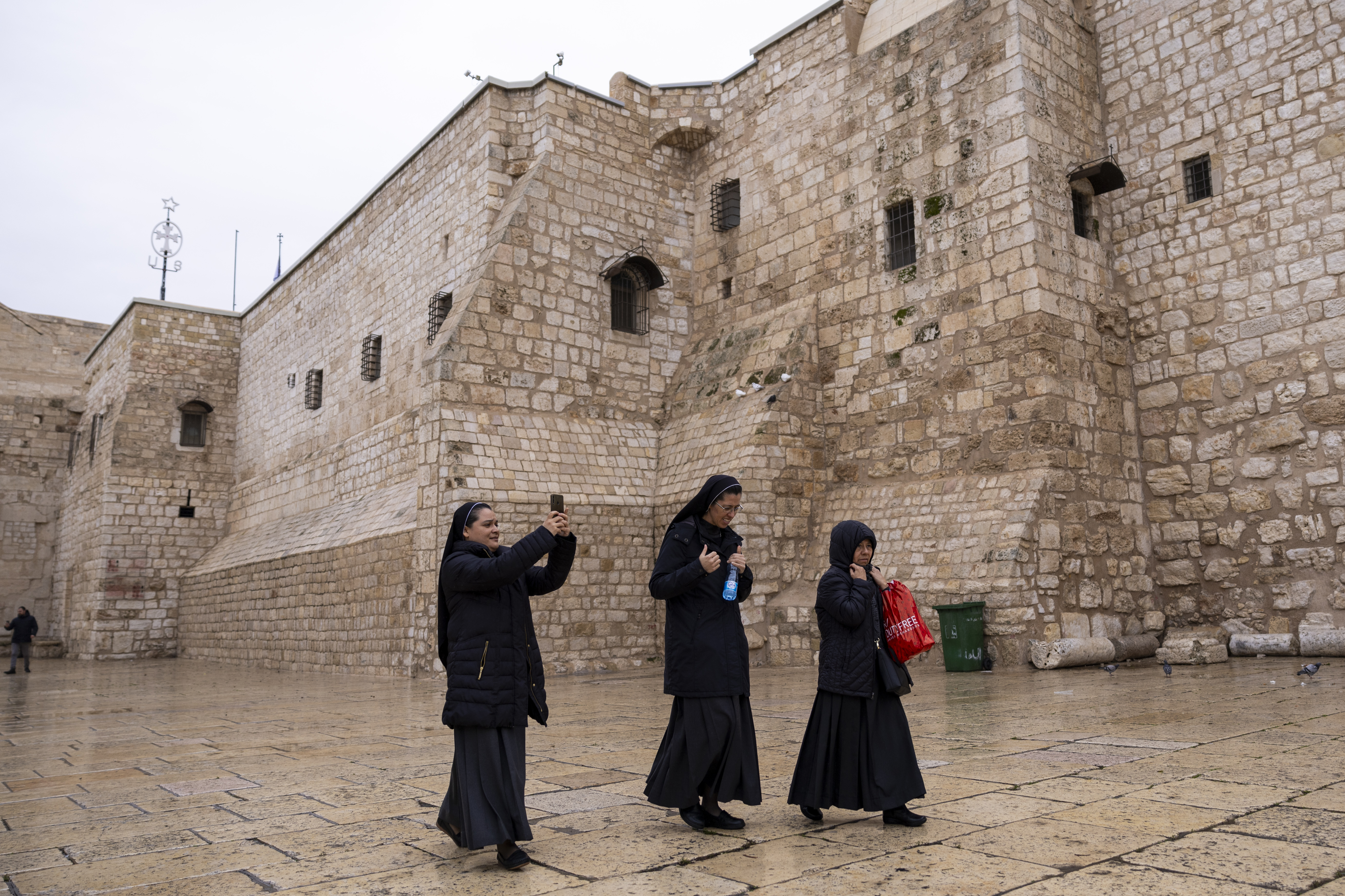 Nonnen verlassen die Messe am Heiligabend über einen verlassenen Platz