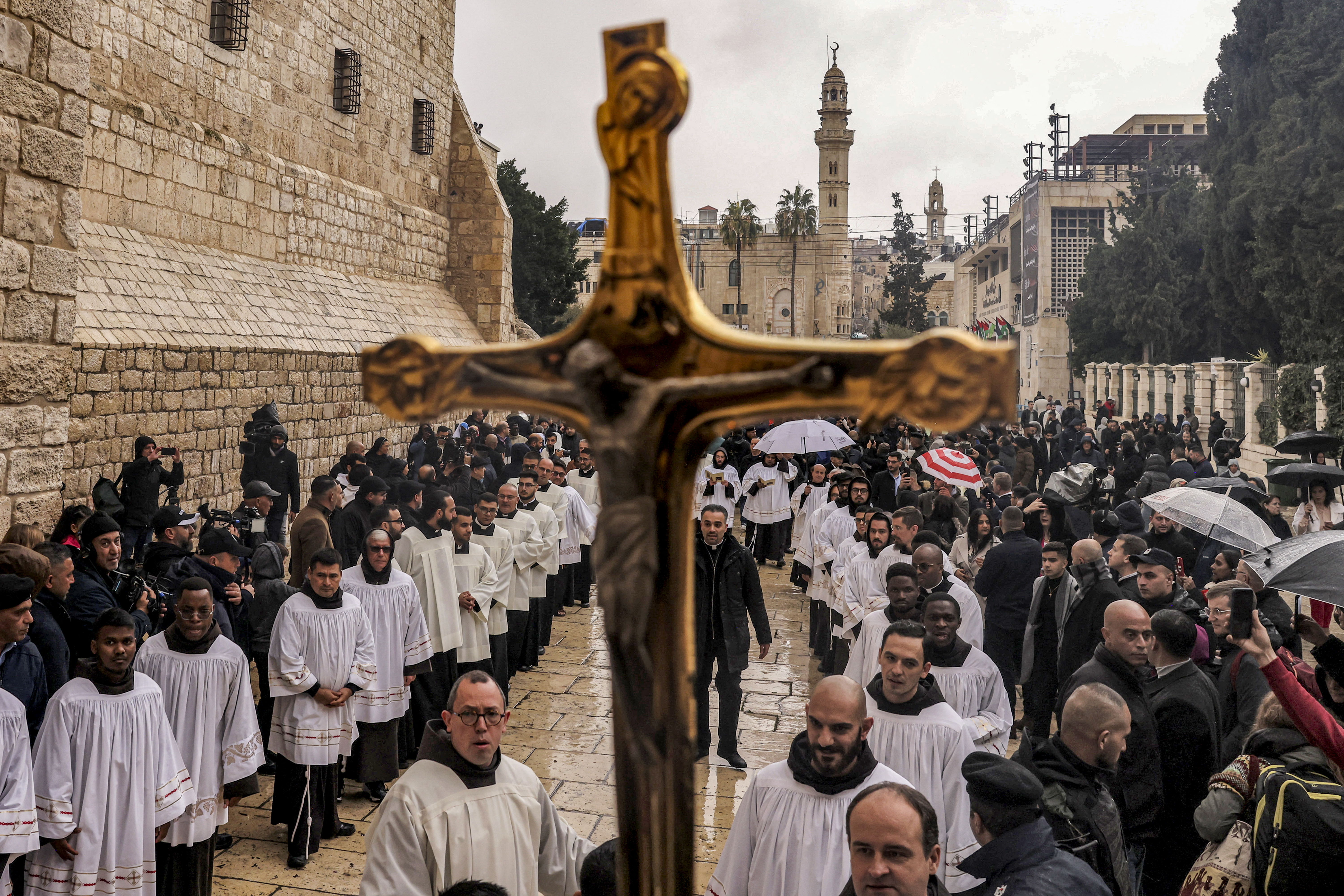 Religiöse Beamte versammeln sich im Regen feierlich in Bethlehem