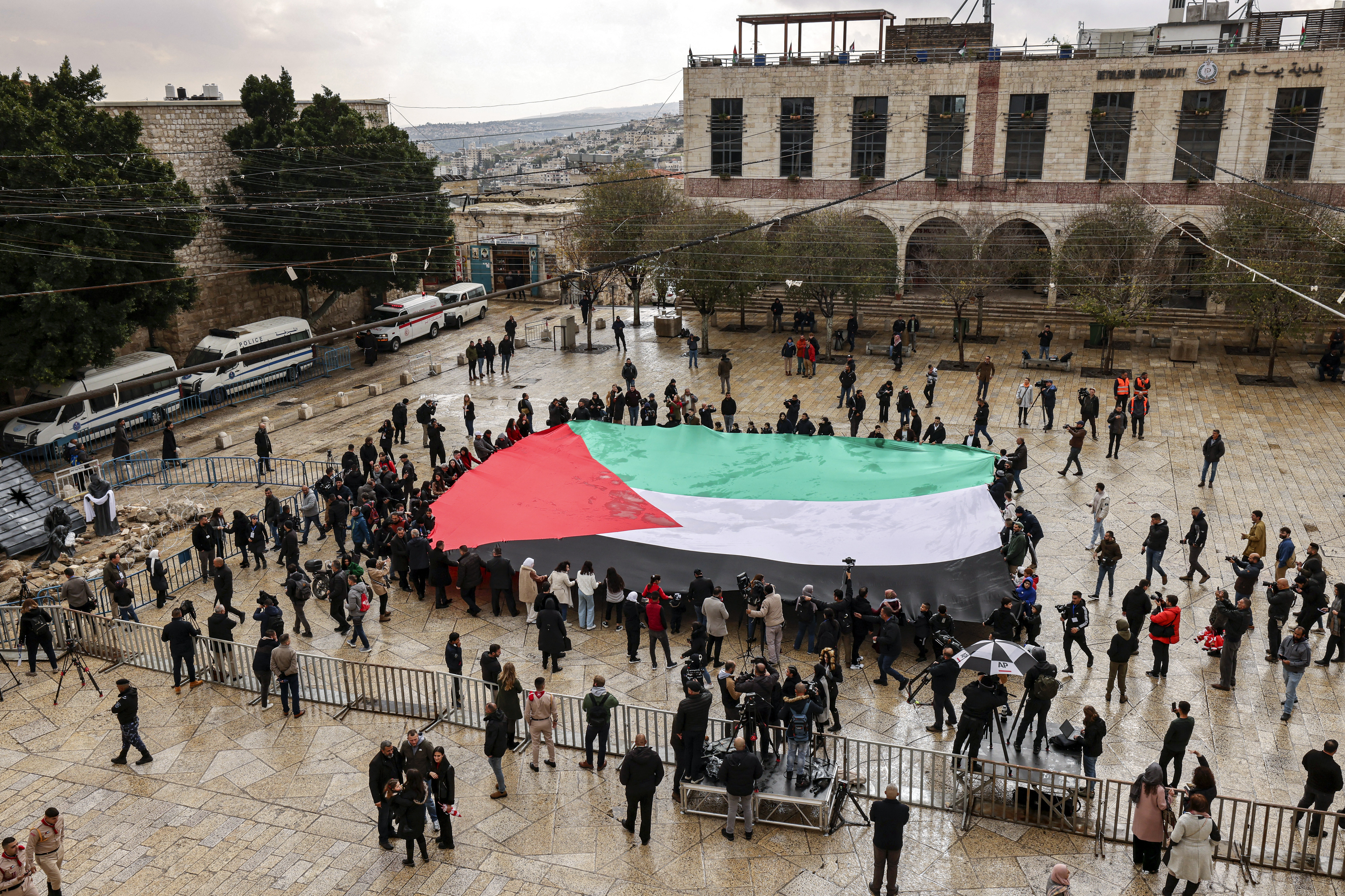 Auf dem Krippenplatz vor der Geburtskirche wird feierlich eine riesige palästinensische Flagge entfaltet – normalerweise voller Dekorationen und festlicher Feierlichkeiten