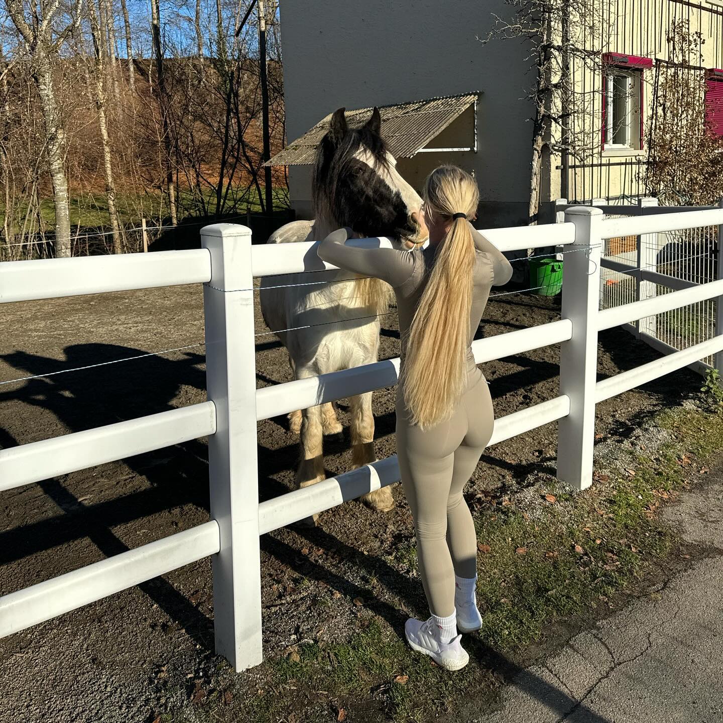 Lehmann teilte ein Foto von ihr mit einem Pferd