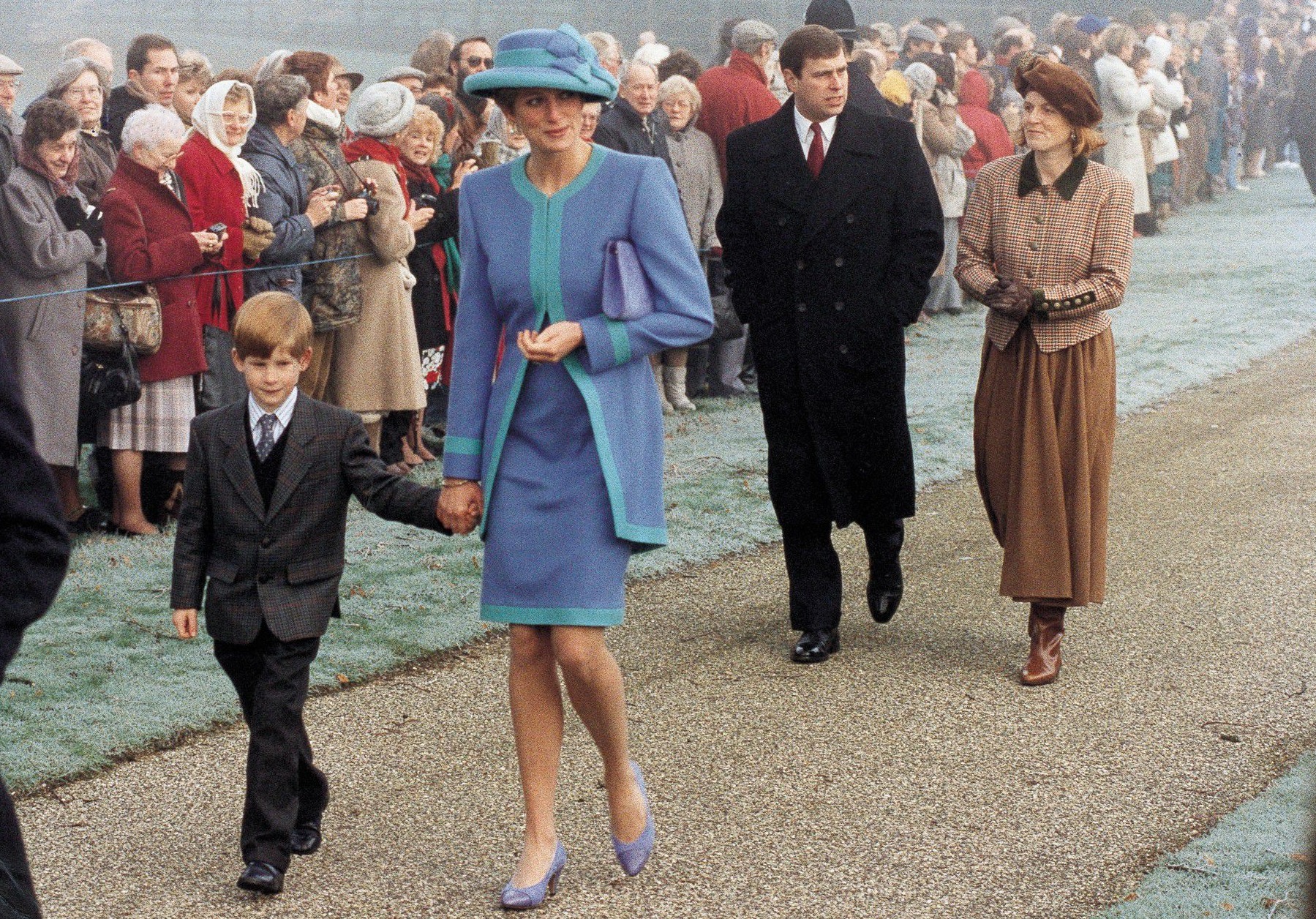 Prinz Harry, Prinzessin Diana, Prinz Andrew und Sarah Ferguson auf dem Weg zur Kirche im Jahr 1991