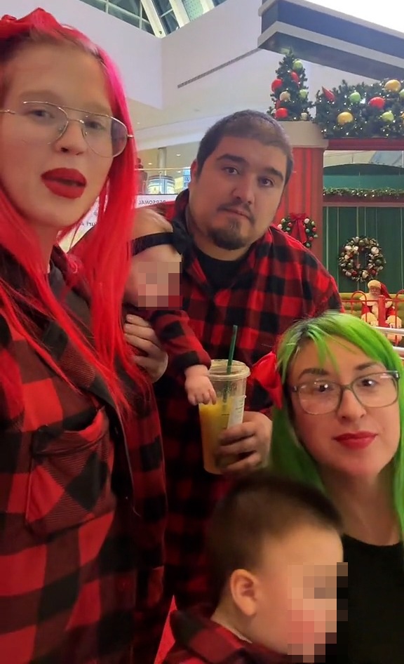Das Trio nahm seine Kinder mit, um den Weihnachtsmann im Einkaufszentrum zu besuchen