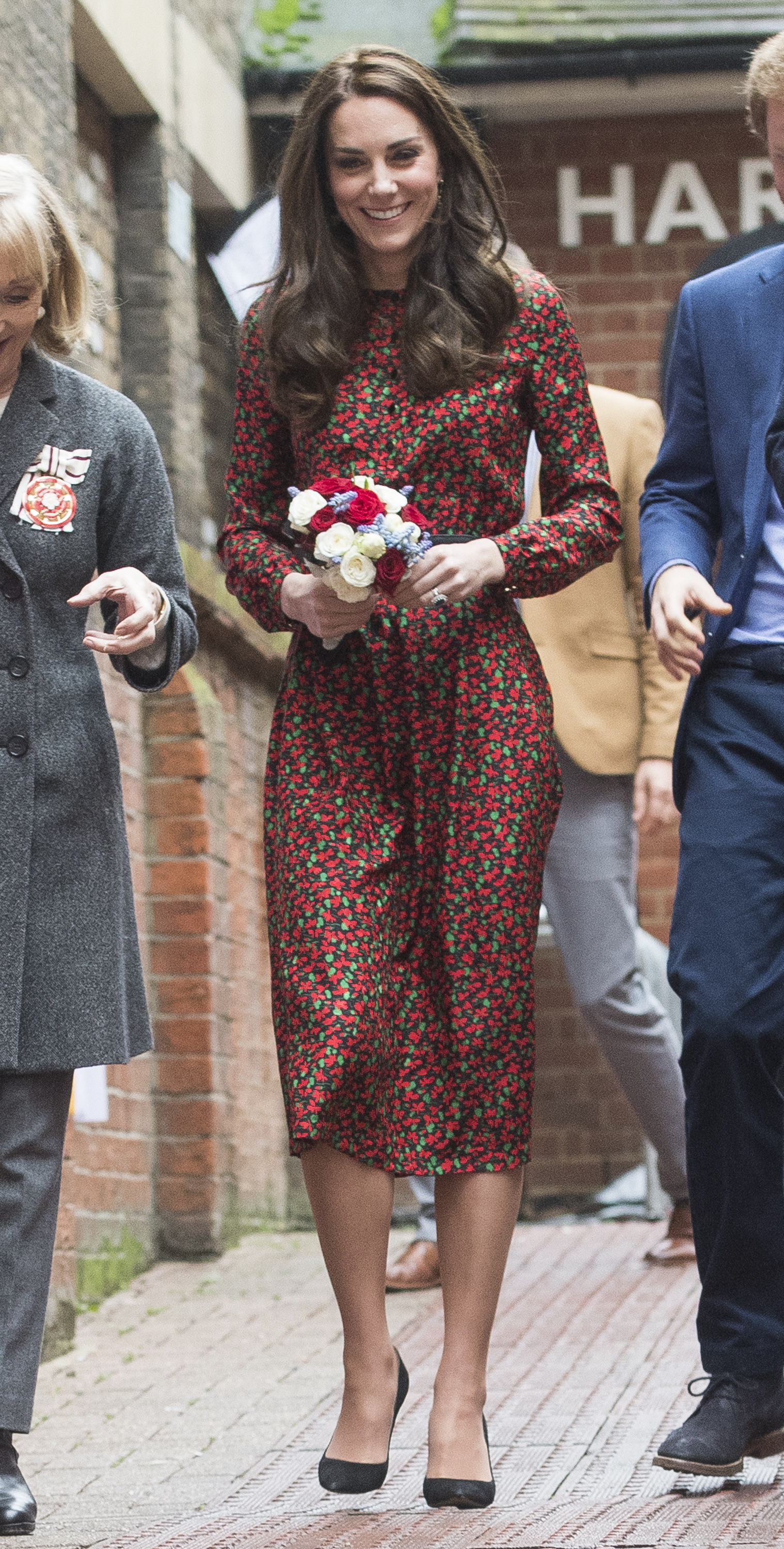 Kate trug ein rotes Blumenmuster, als sie 2019 an einer Weihnachtsfeier für Freiwillige des Jugenddienstes The Mix teilnahm