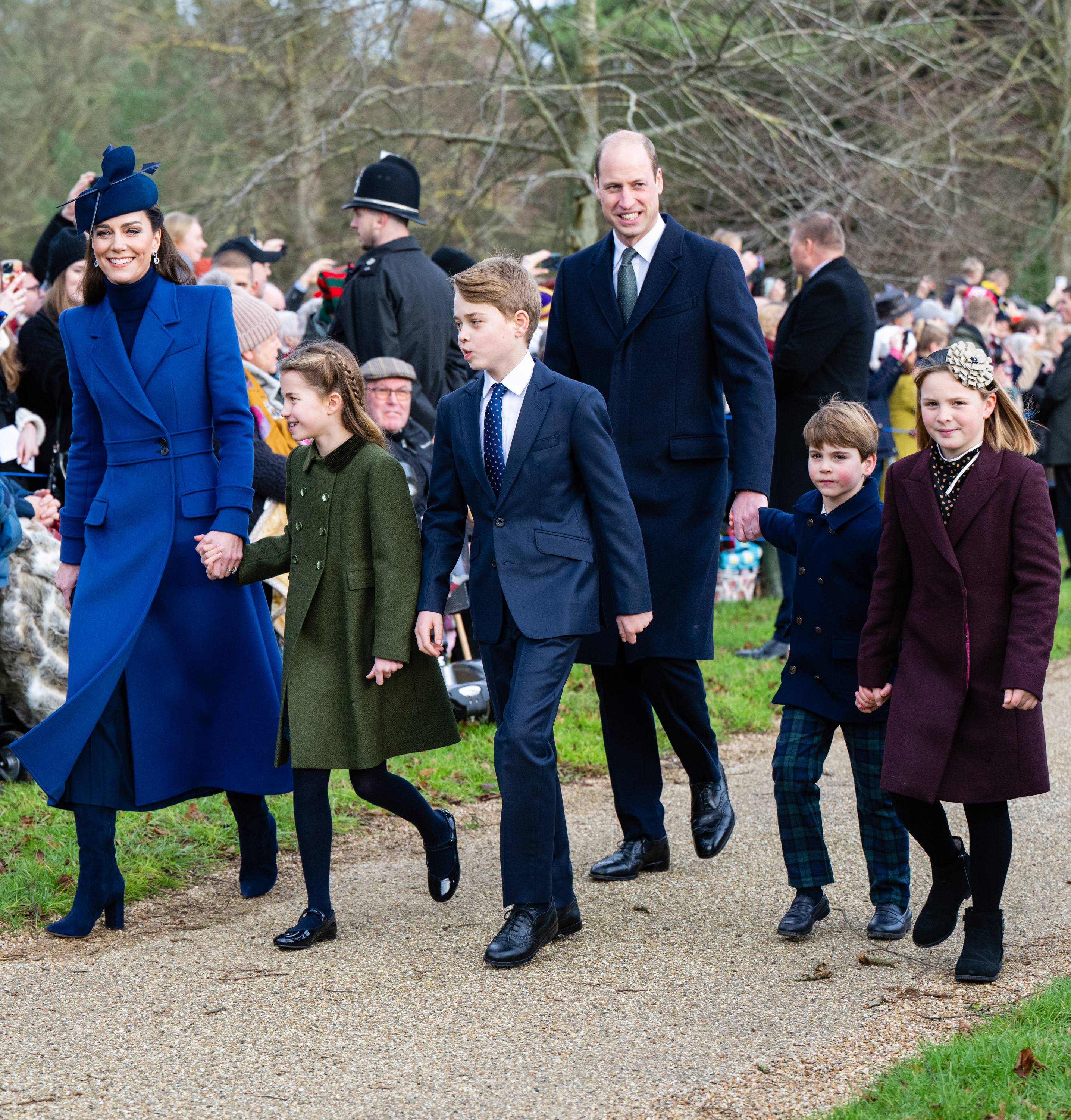Der Prinz und die Prinzessin von Wales strahlten zusammen mit ihren süßen Kindern Prinz George, Prinzessin Charlotte und Prinz Louis die Menge an