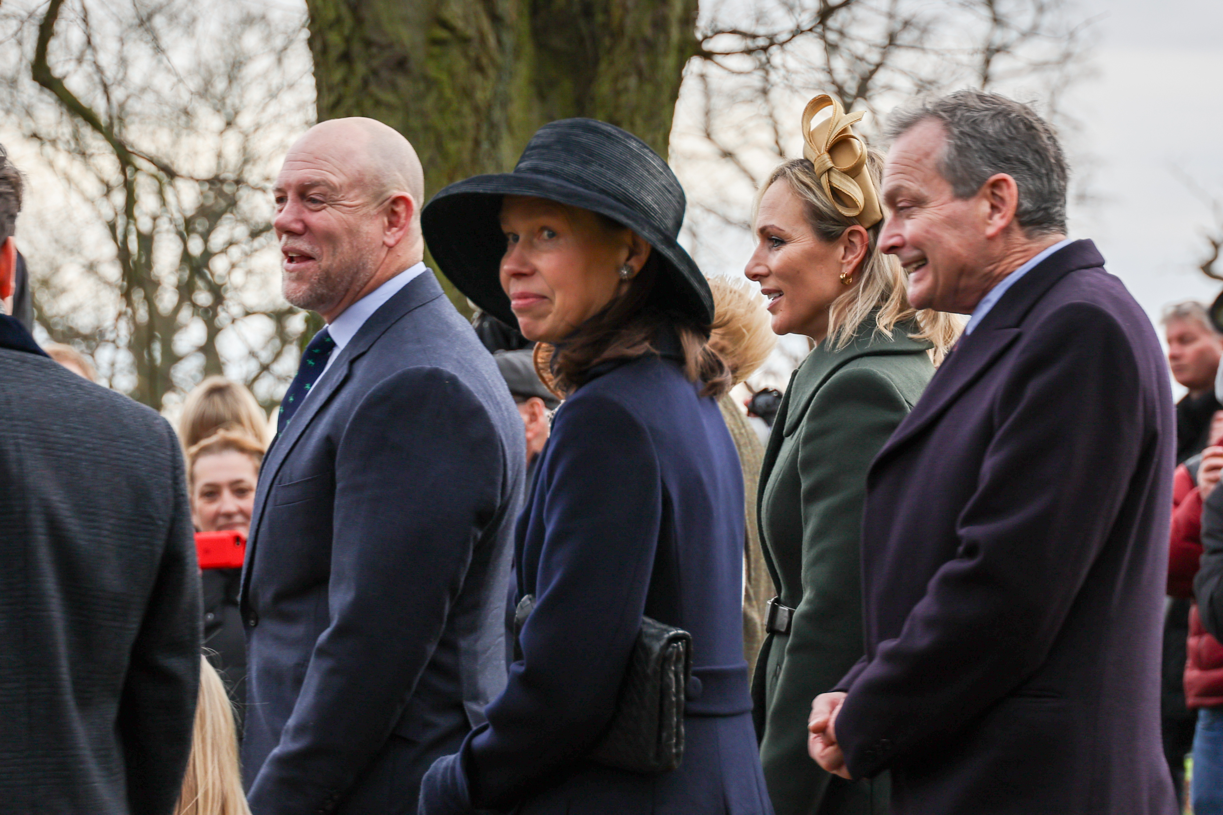 Mike und Zara Tindall, begleitet von Prinzessin Margarets Tochter, Lady Sarah Chatto, und ihrem Ehemann Daniel Chatto