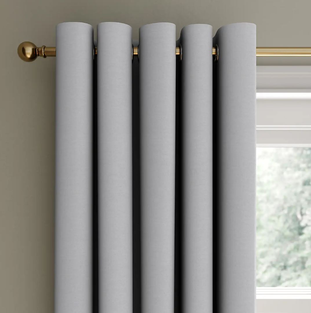 Die Thermovorhänge von Dunelm sind in verschiedenen Farben erhältlich, darunter auch in diesem sanften Grau