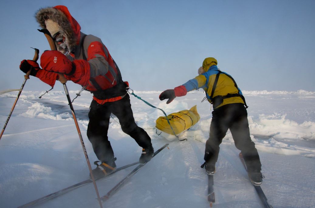 Sir Jim Ratcliffe (links) überquert auf seiner Nordpolreise das offene Wasser des Arktischen Ozeans