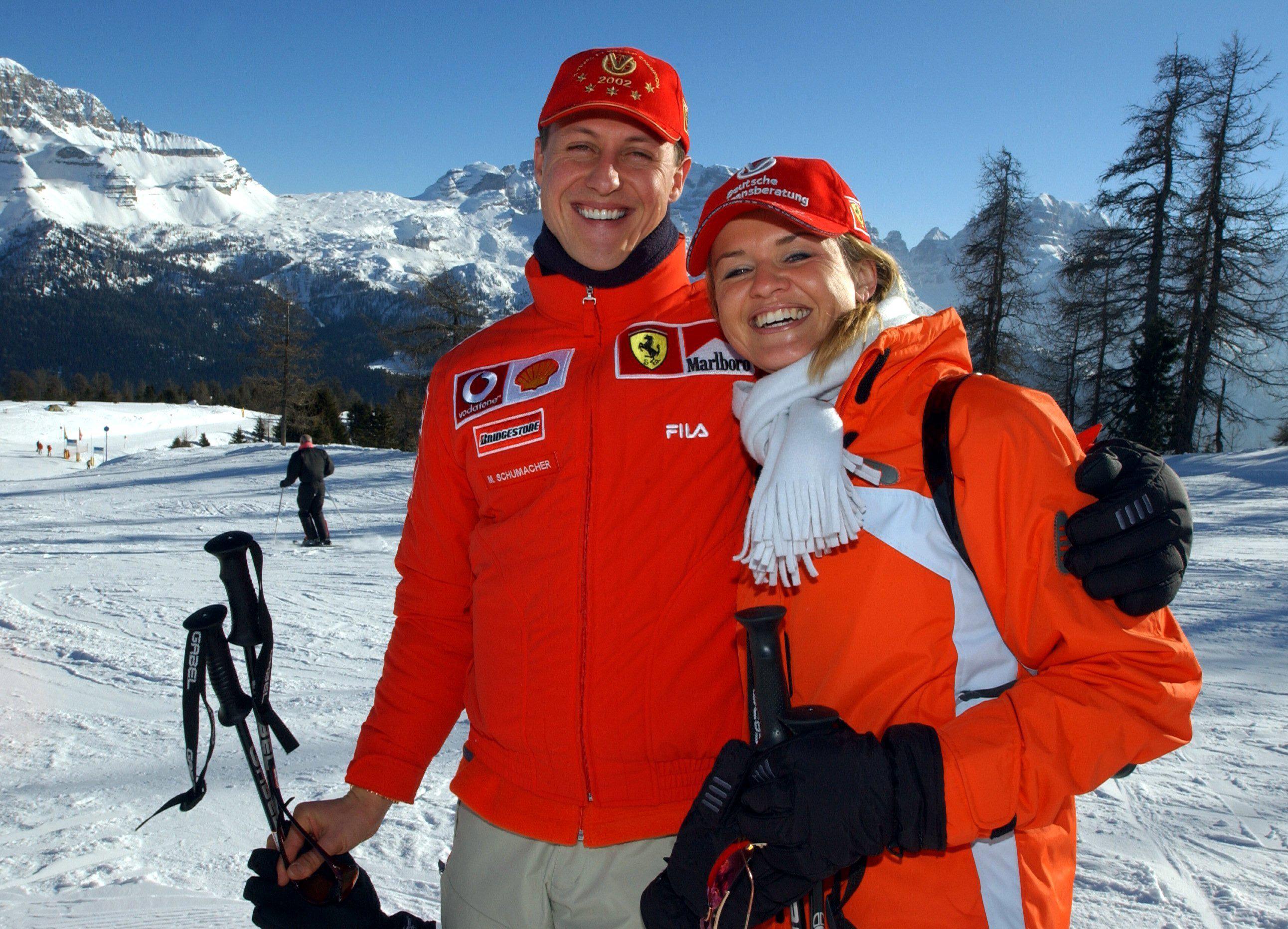 Michael Schumacher mit seiner Frau Corinna auf einer Piste im Jahr 2003