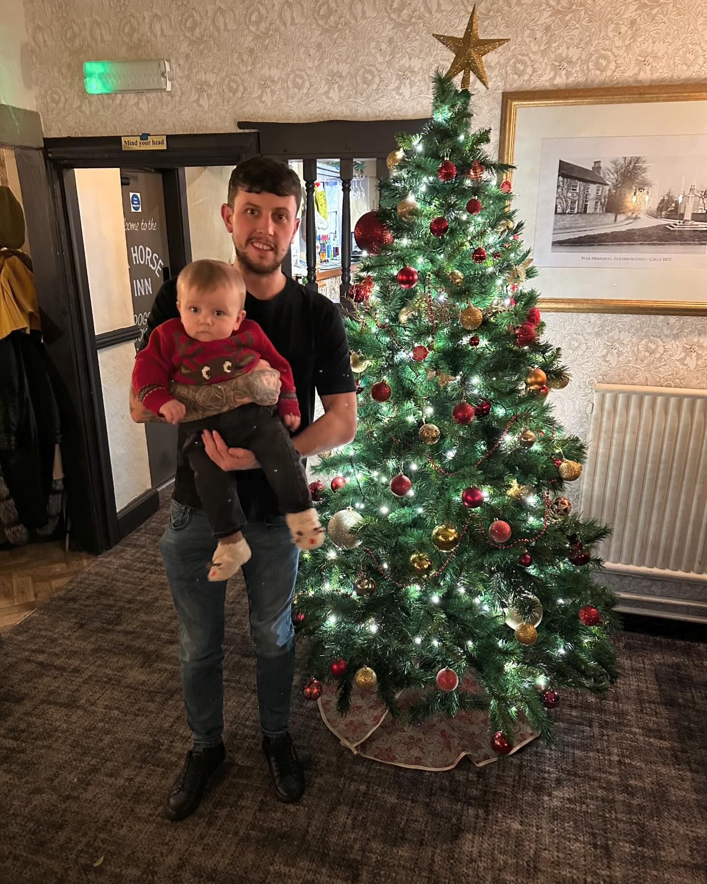 Nat hielt dieses Weihnachten stolz seinen Sohn für ein süßes Foto in den Armen