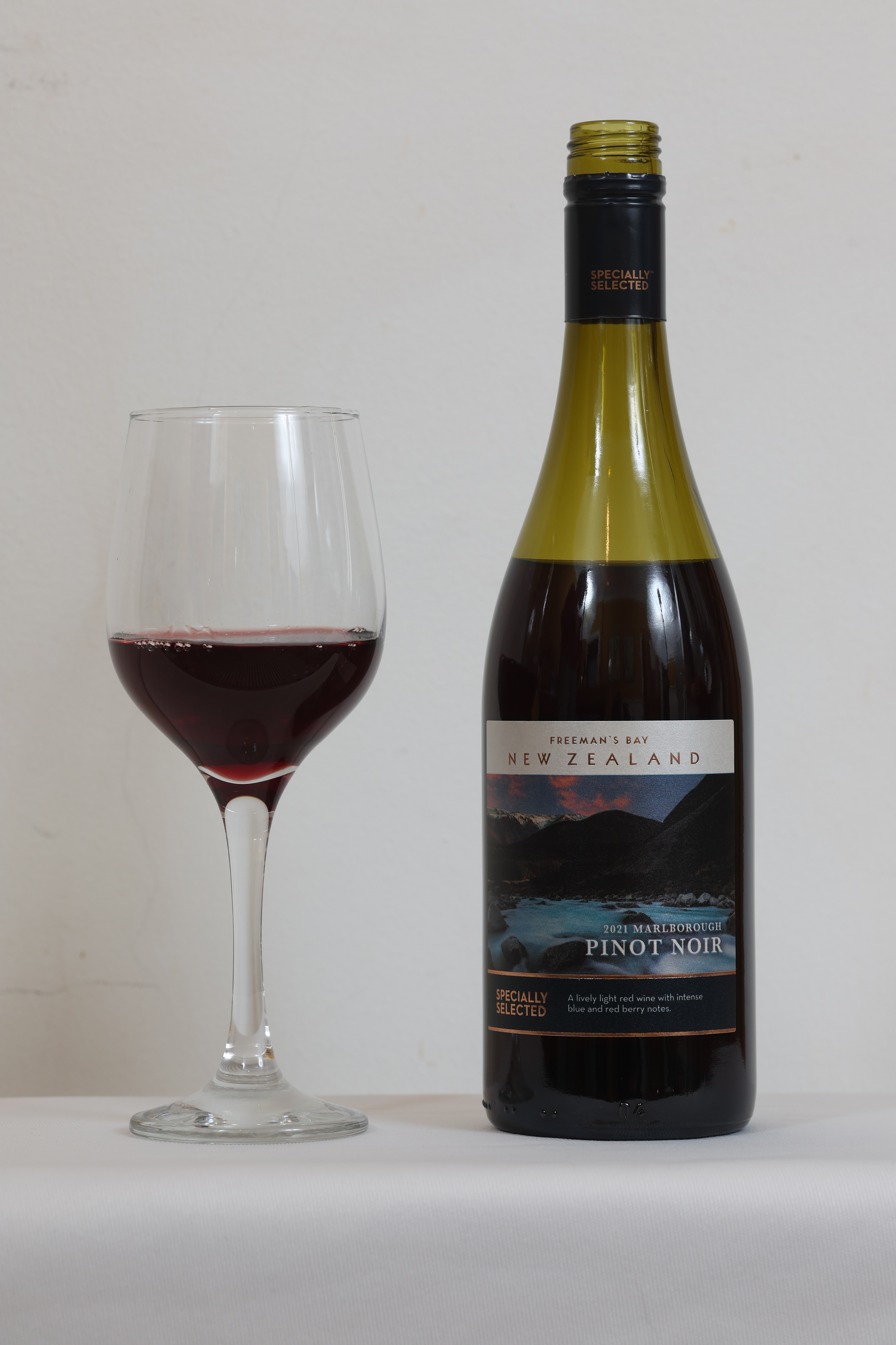 Speziell ausgewählter Freemans Bay Marlborough Pinot Noir, £6,19, Aldi