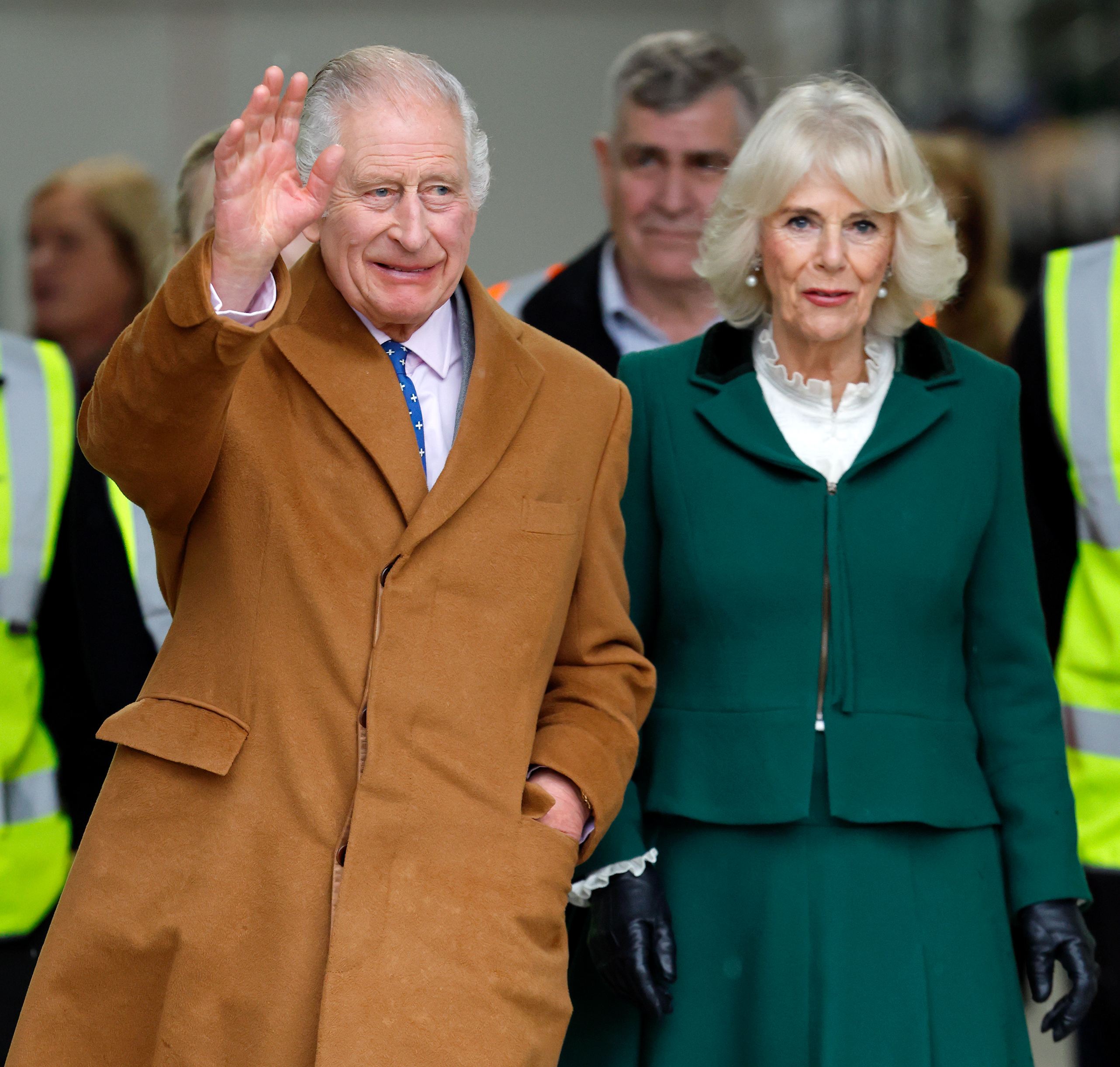Sally gab bekannt, dass Königin Camilla möglicherweise eine neue Frisur tragen wird, während König Charles voraussichtlich irgendwann im Jahr 2024 die Hand seines Sohnes Prinz Harry annehmen wird