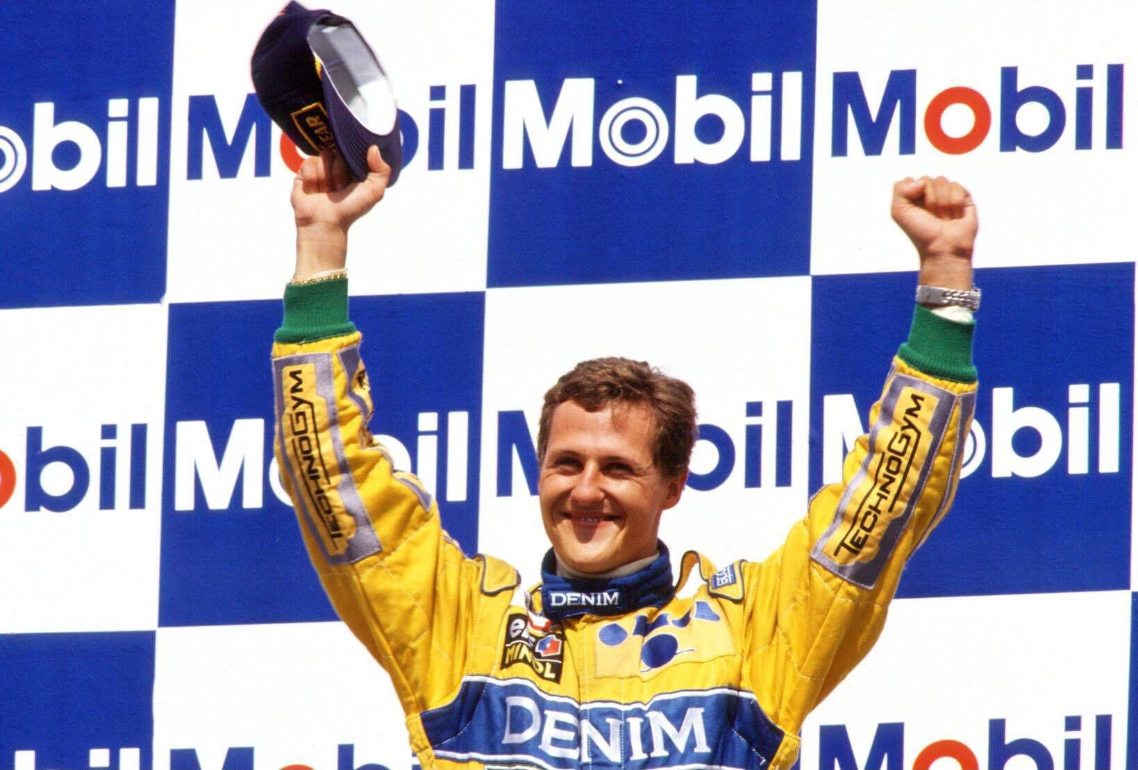 Der ehemalige deutsche Formel-1-Fahrer Michael Schumacher jubelte 1994 bei einer Siegerehrung