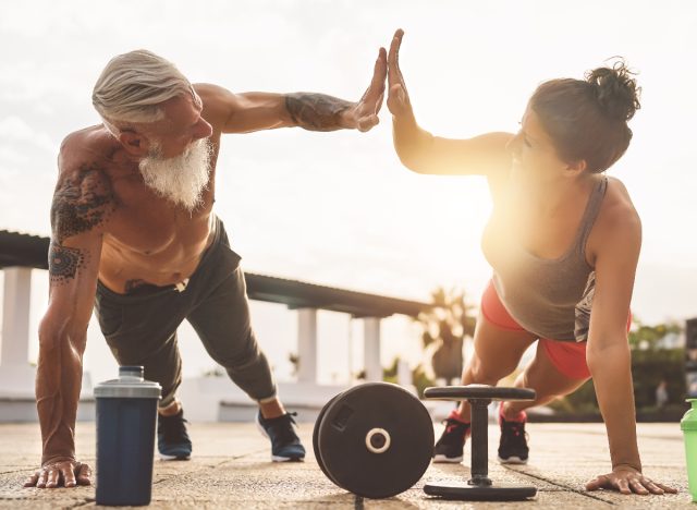 Fitness-Paar macht Krafttraining mit dem eigenen Körpergewicht im Freien, Konzept, wie man mit zunehmendem Alter Muskeln aufbaut