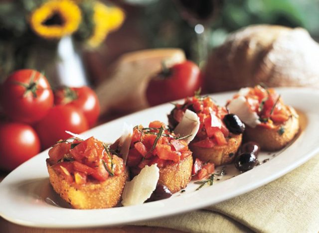 Tomaten-Basilikum-Bruschetta bei Maggiano's auf einem Teller
