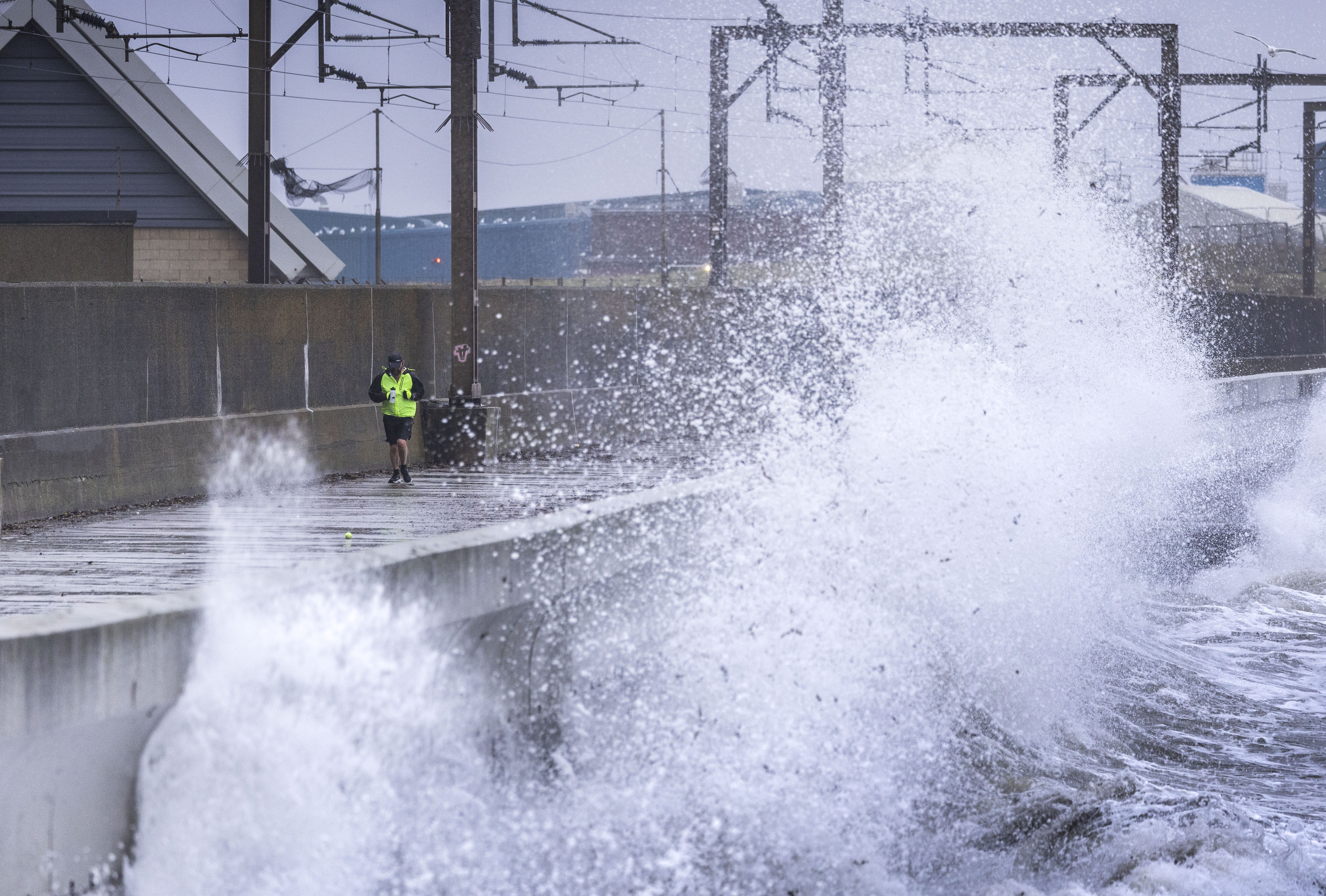 Sturm Gerrit verursachte riesige Wellen entlang der Küste von Saltcoats