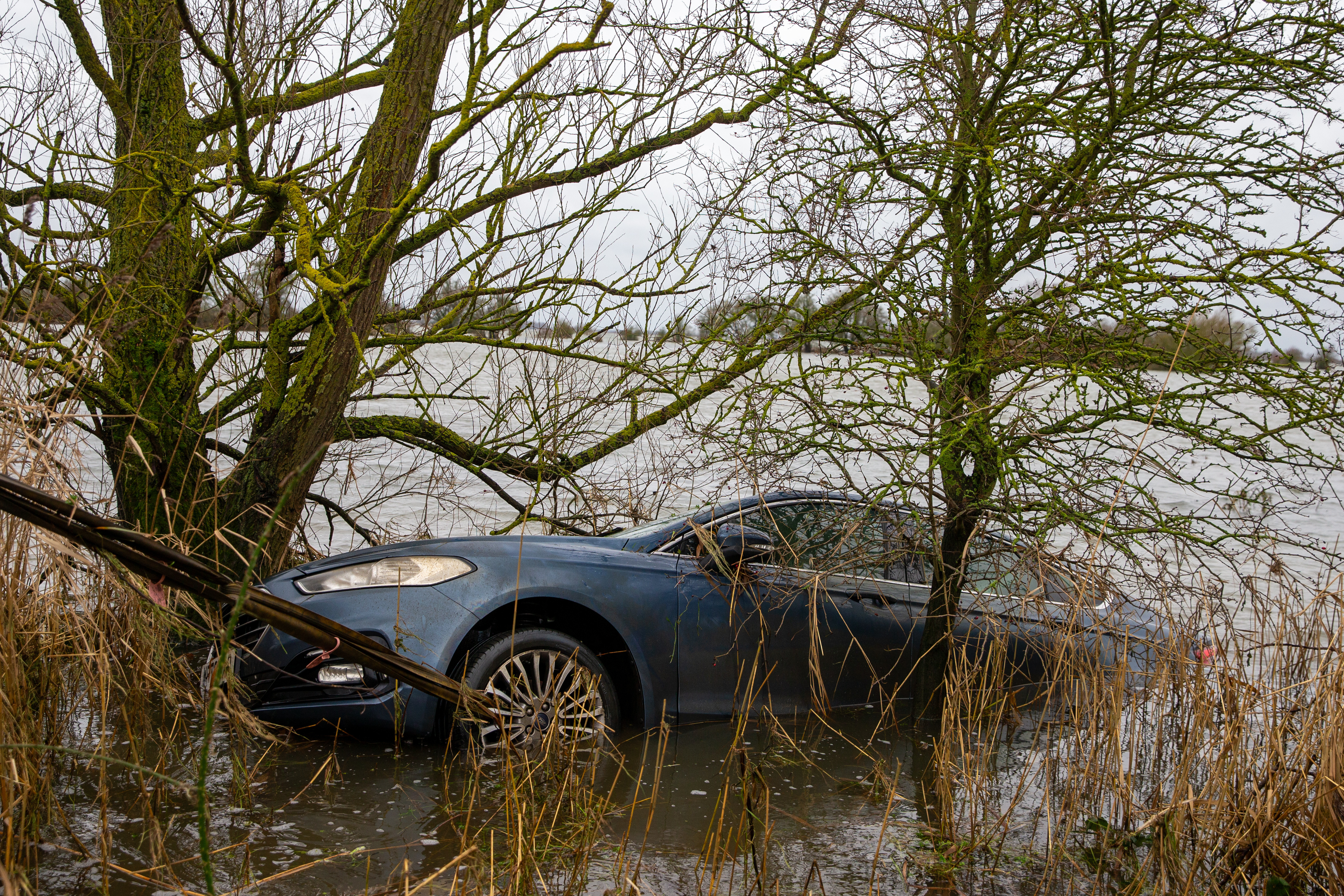 Am Mittwoch blieb in Welney, Norfolk, ein Auto im Hochwasser stecken