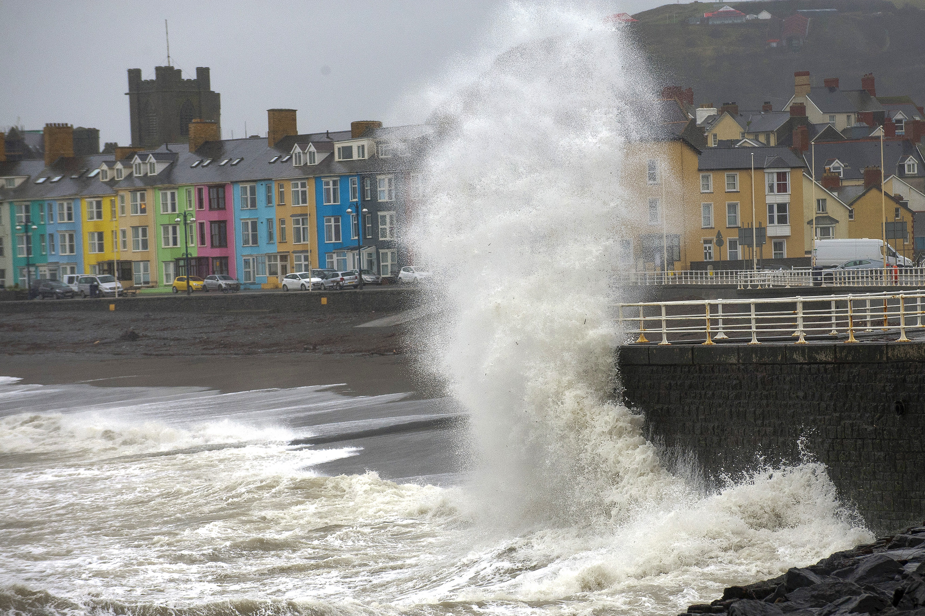Diese Woche schlagen gewaltige Wellen gegen die Hafenmauer von Aberystwyth in Ceredigion, Wales