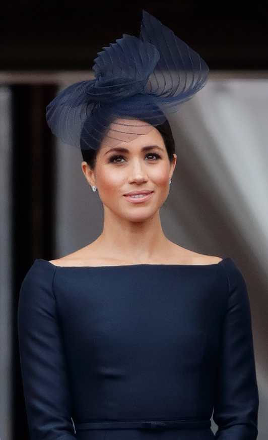 Meghan trug maßgeschneiderte Dior, als sie 2018 vom Balkon des Buckingham Palace aus den 100. Jahrestag der Royal Air Force feierte