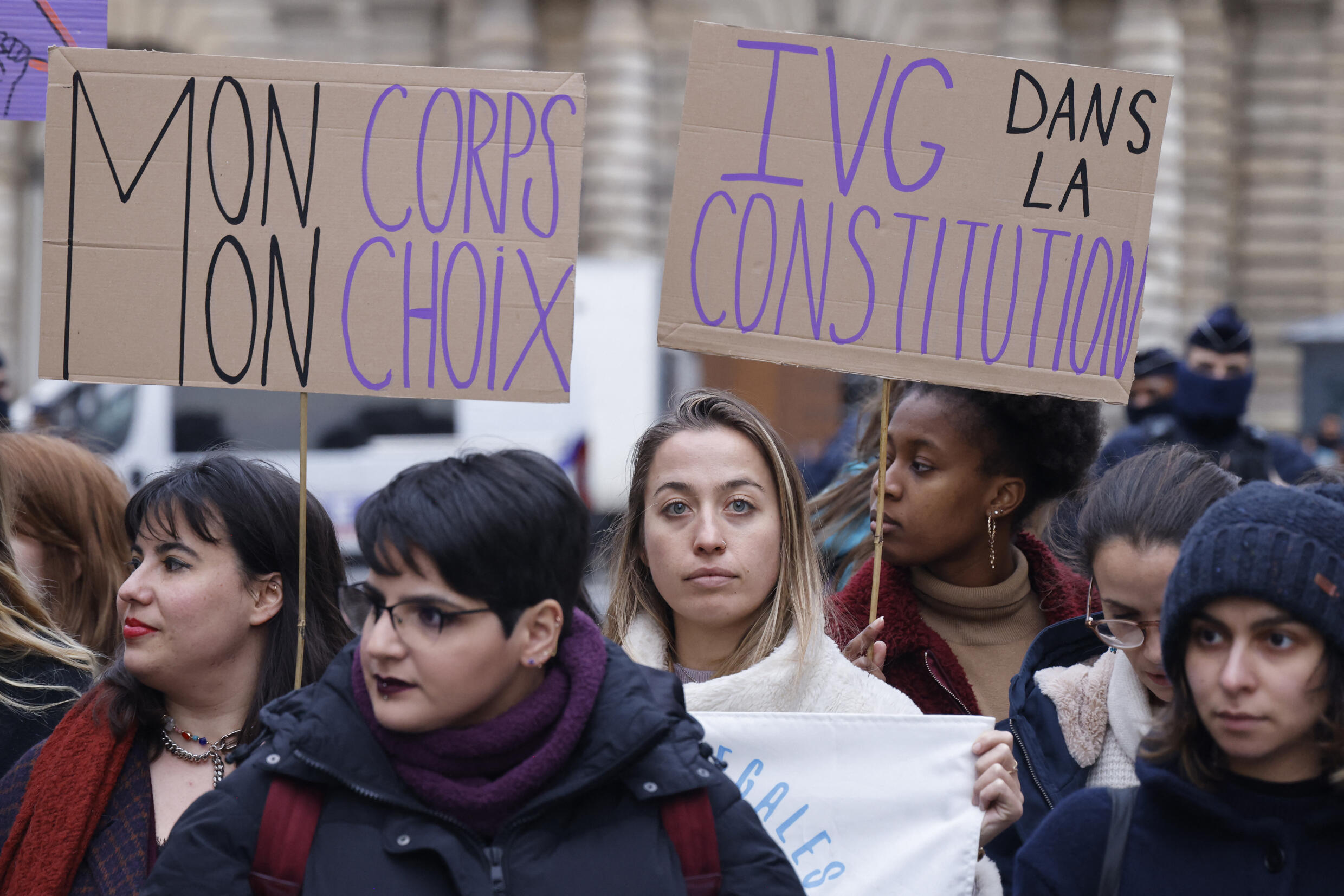 Plakate gelesen "Mein Körper ist meine Wahl" (Land "Abtreibung in der Verfassung" bei einer Kundgebung vor dem Senat in Paris, 1. Februar 2023. 