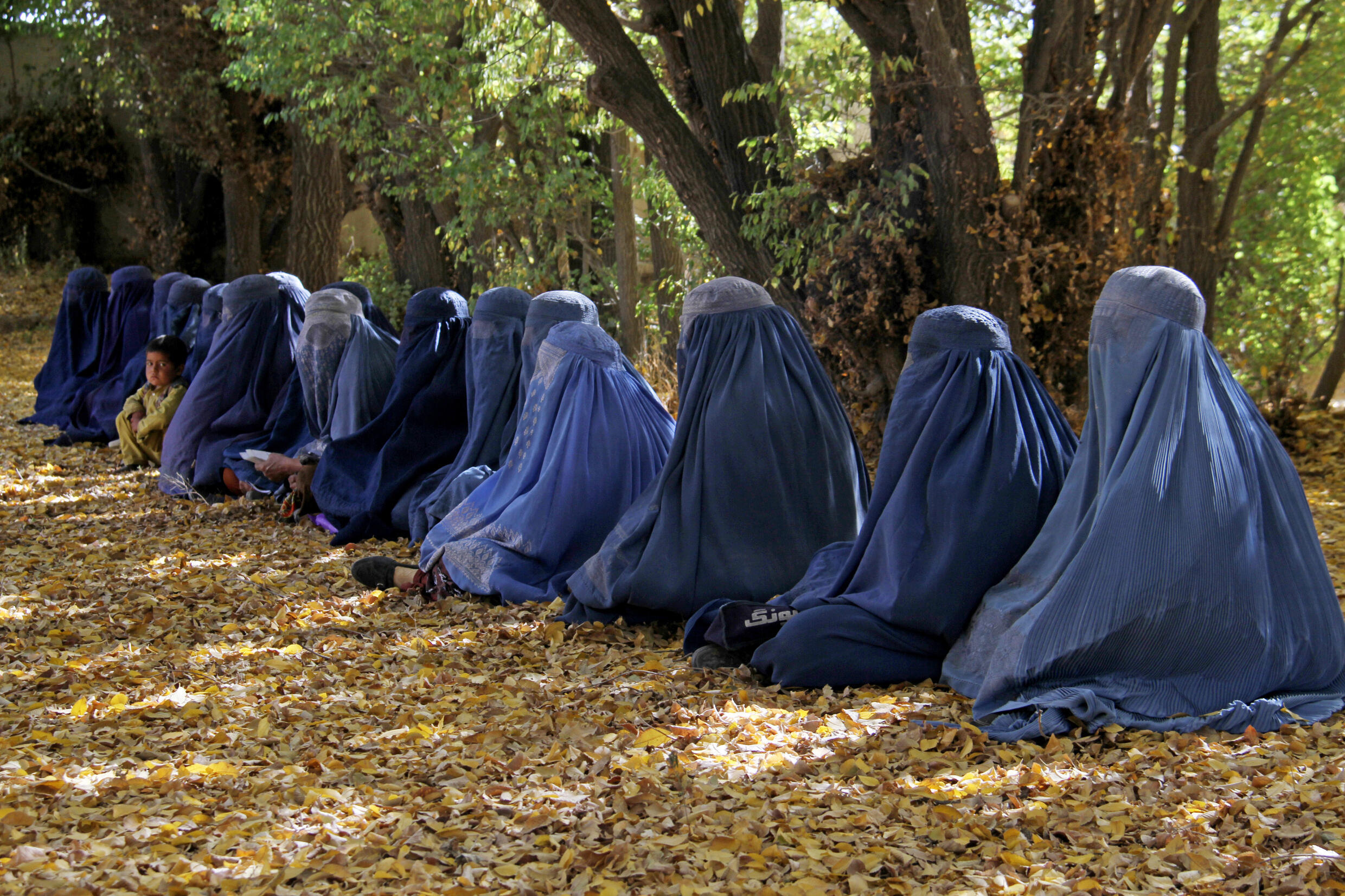 Afghanische Frauen warten am 31. Oktober 2023 in Ghazni, Afghanistan, auf Hilfe vom UN-Hochkommissariat für Flüchtlinge (UNHCR). 