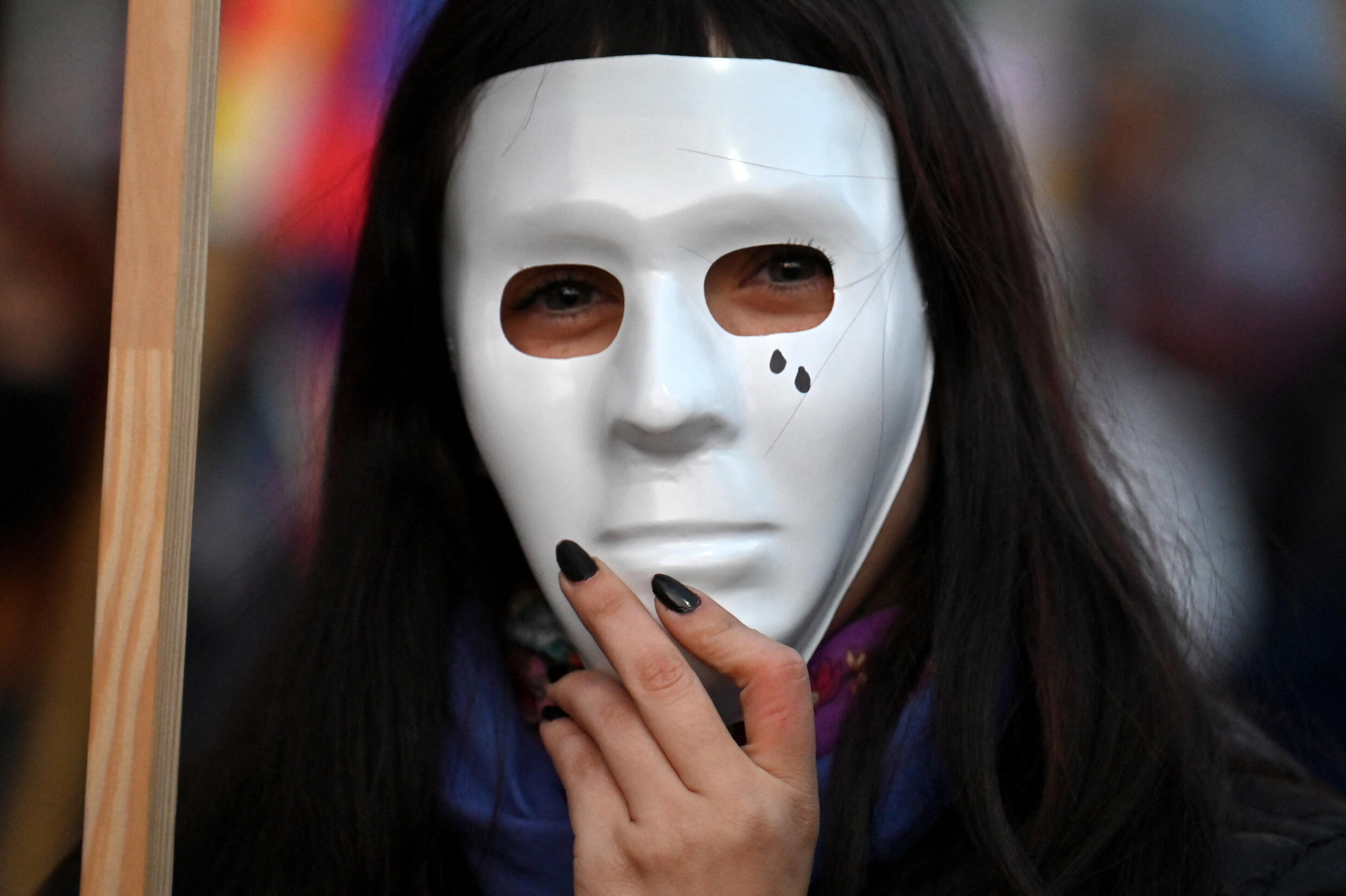 Eine Frau trägt eine Maske während eines "Nicht einer weniger" Demo gegen Feminizid vor dem Kongress in Buenos Aires, Argentinien.