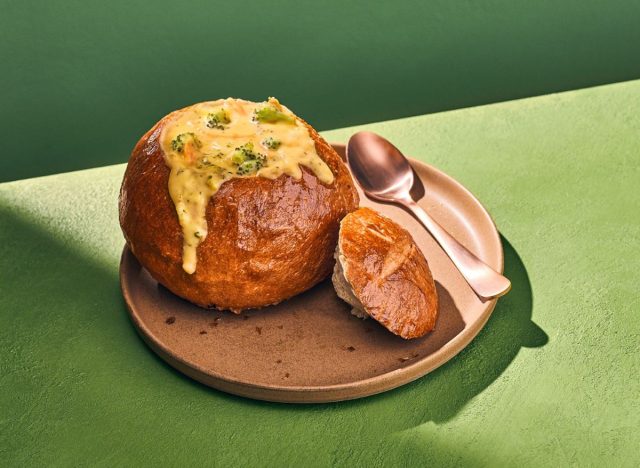 Brokkoli-Cheddar-Suppe in einer Brotschüssel Panera