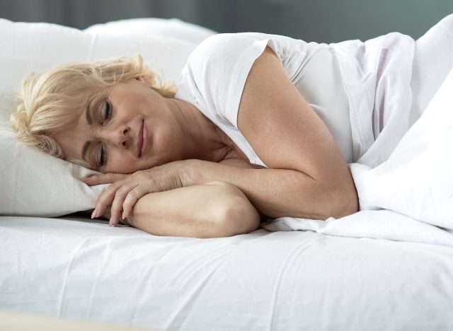 Reife Frau schläft, Konzept für Möglichkeiten, Körperfett zu verbrennen, während Sie schlafen