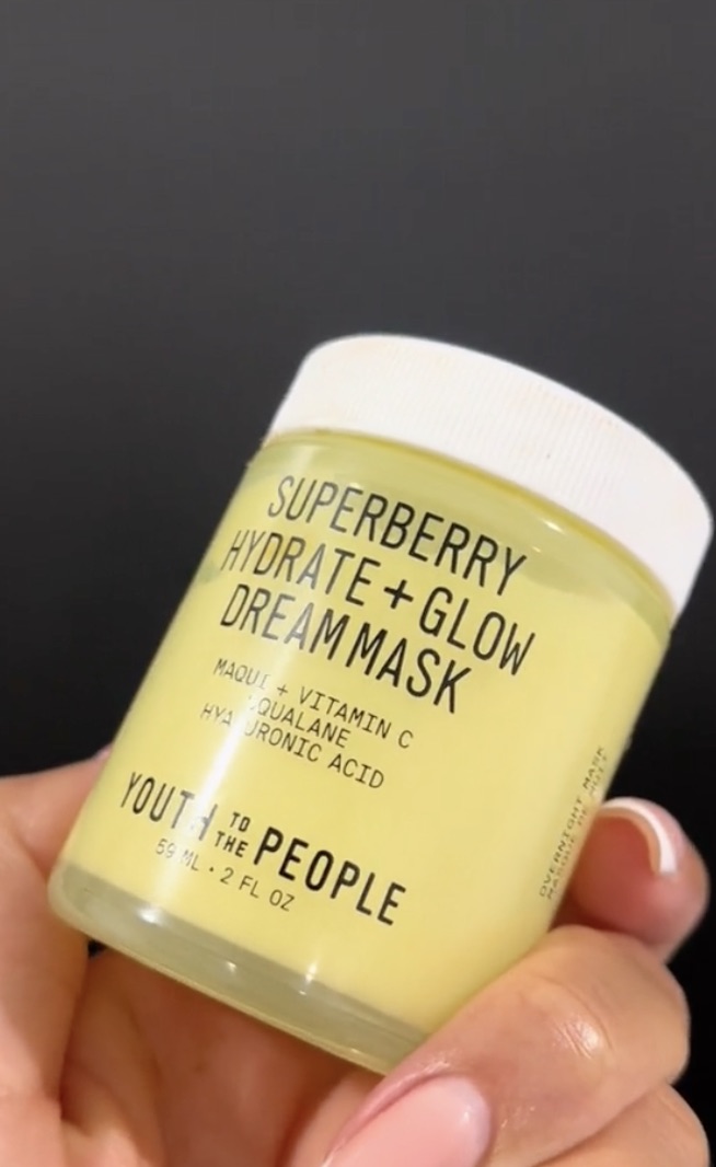 Für beste Ergebnisse trug sie zweimal pro Woche eine feuchtigkeitsspendende Superberry-Maske auf