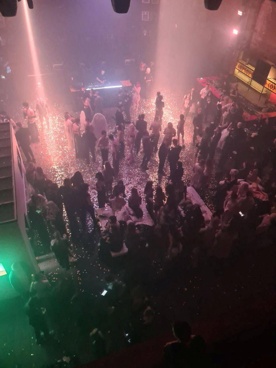 Menschen besuchen eine "fast nackt" Party, organisiert von der russischen Bloggerin Anastasia (Nastya) Ivleeva im Nachtclub Mutabor in Moskau, Russland, auf diesem Bild veröffentlicht am 21. Dezember 2023.