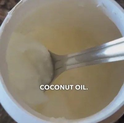 Kirti verwendete eine Tasse Kokosnussöl als Basis für das Haarwuchsöl