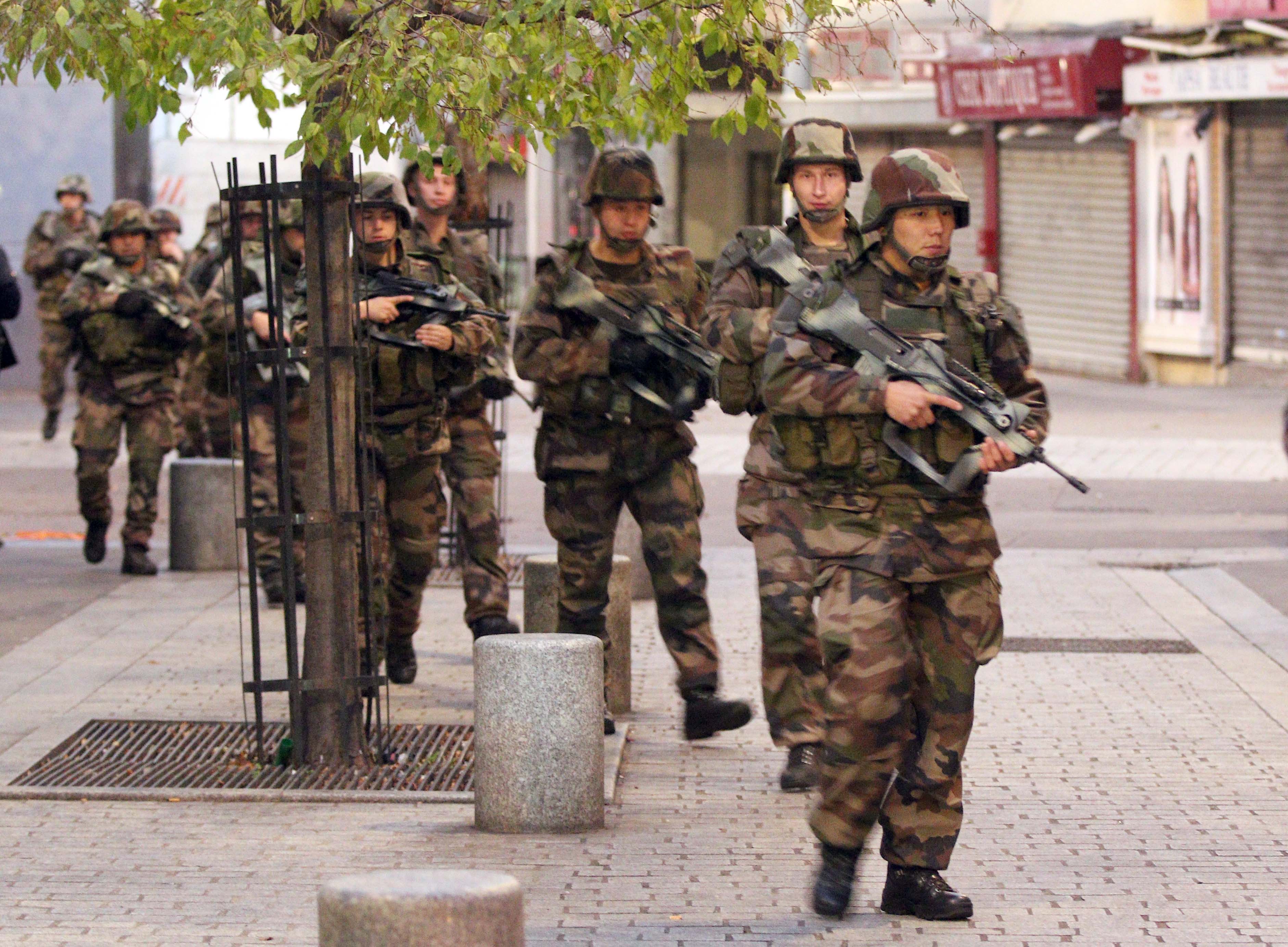 Aus Angst vor einem möglichen Terroranschlag in Frankreich werden außerdem 5.000 Soldaten eingesetzt