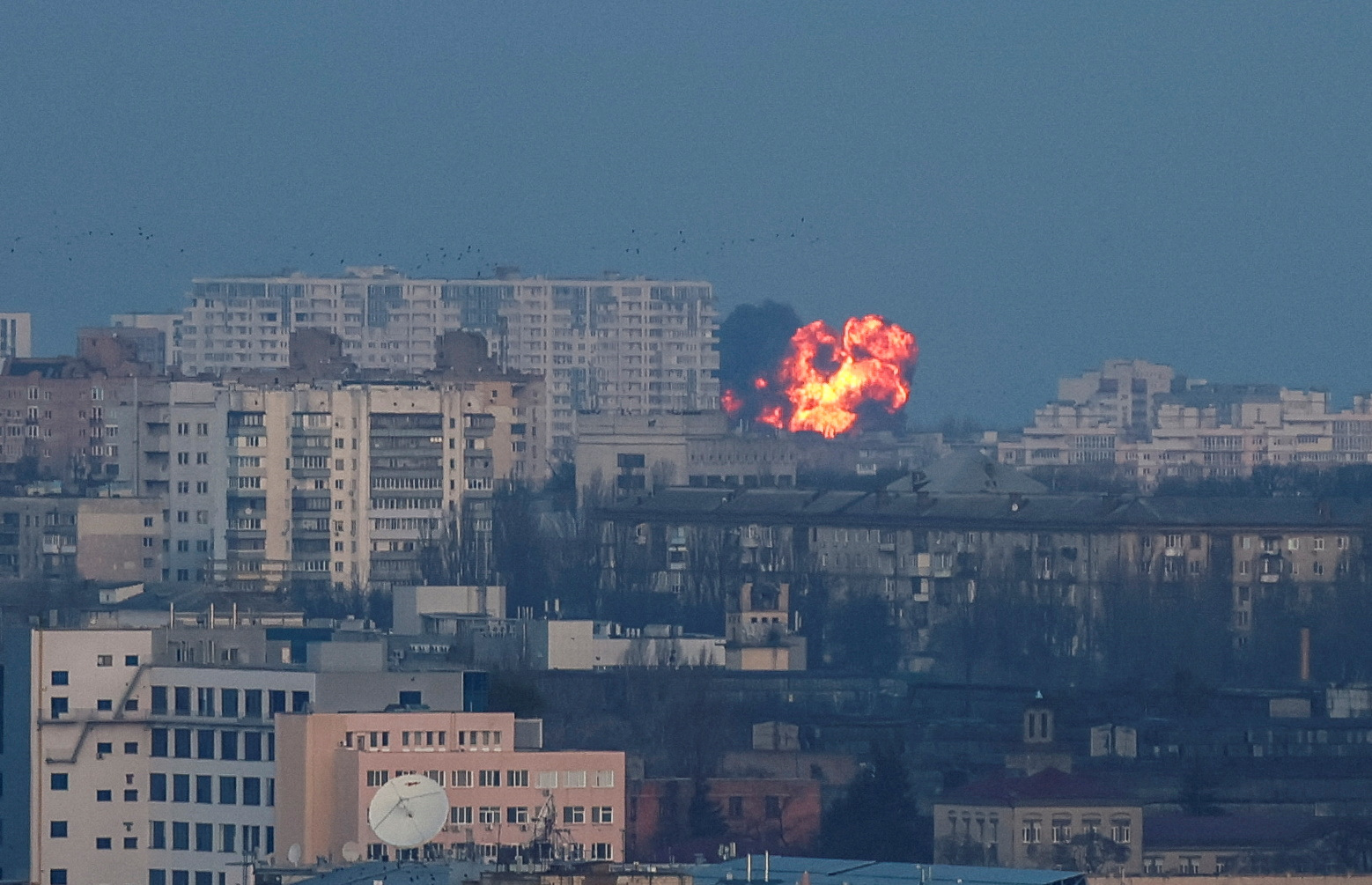 Eine Explosion einer Rakete wurde während eines Angriffs auf die Ukraine in Kiew gesehen