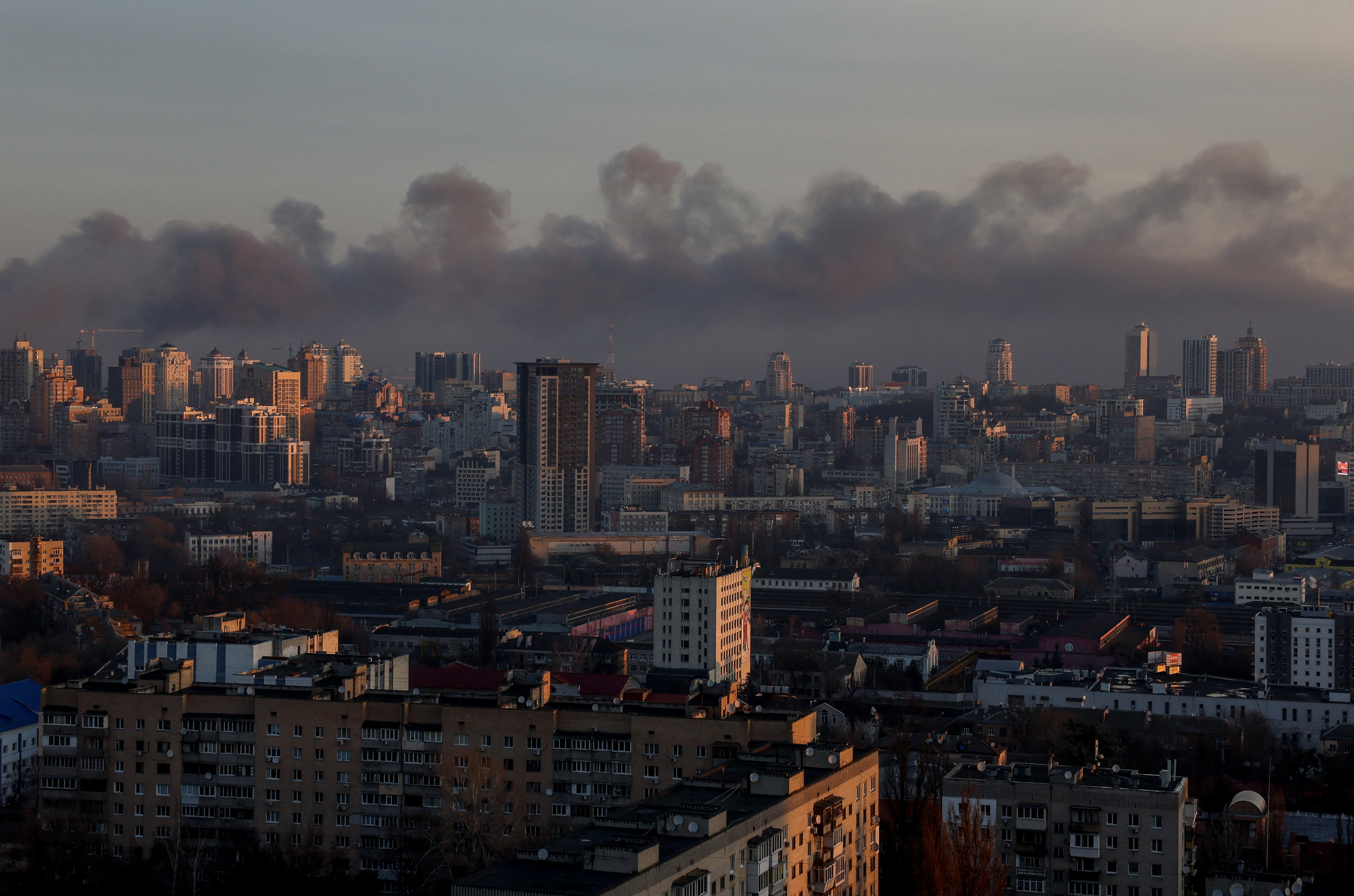 Rauch bedeckte die Skyline der Stadt, nachdem Russland den „größten Luftangriff“ auf die Ukraine startete