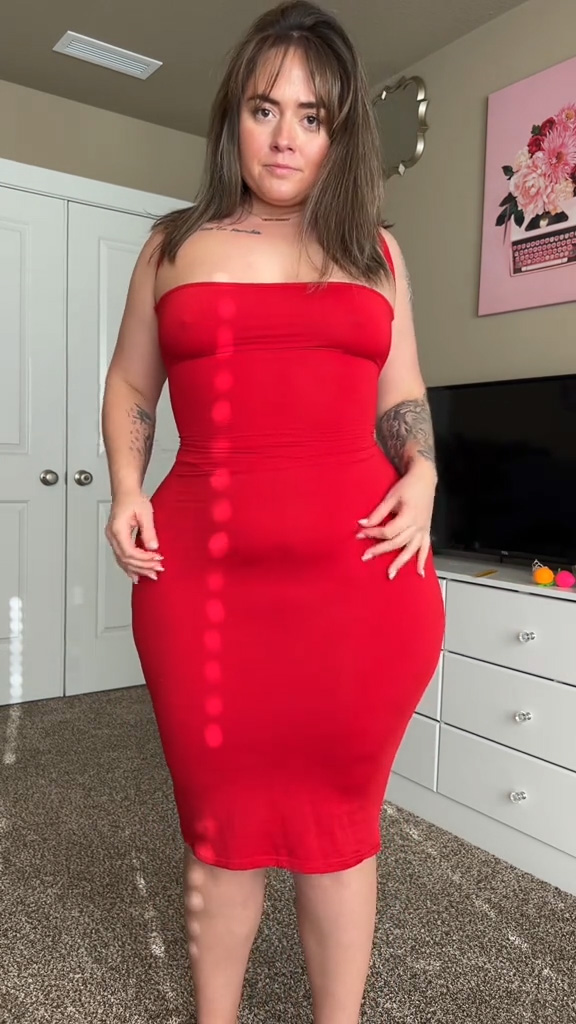 Ihr rotes Kleid schmiegte sich an ihre Kurven und machte seinen Zweck