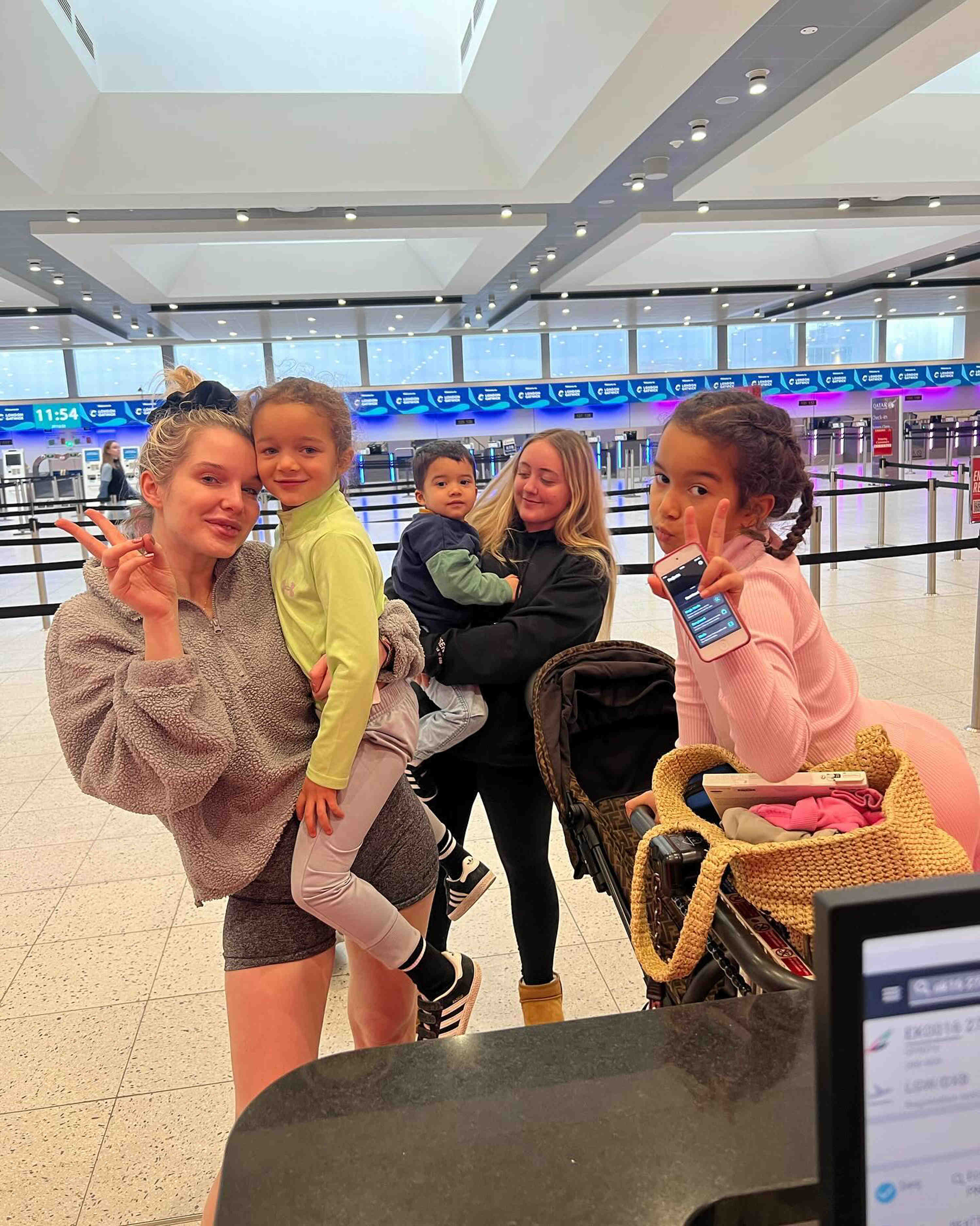 Helen teilte mit ihren Kindern Matilda (acht), Delilah (fünf) und Charlie (zwei) einen Schnappschuss am Flughafen