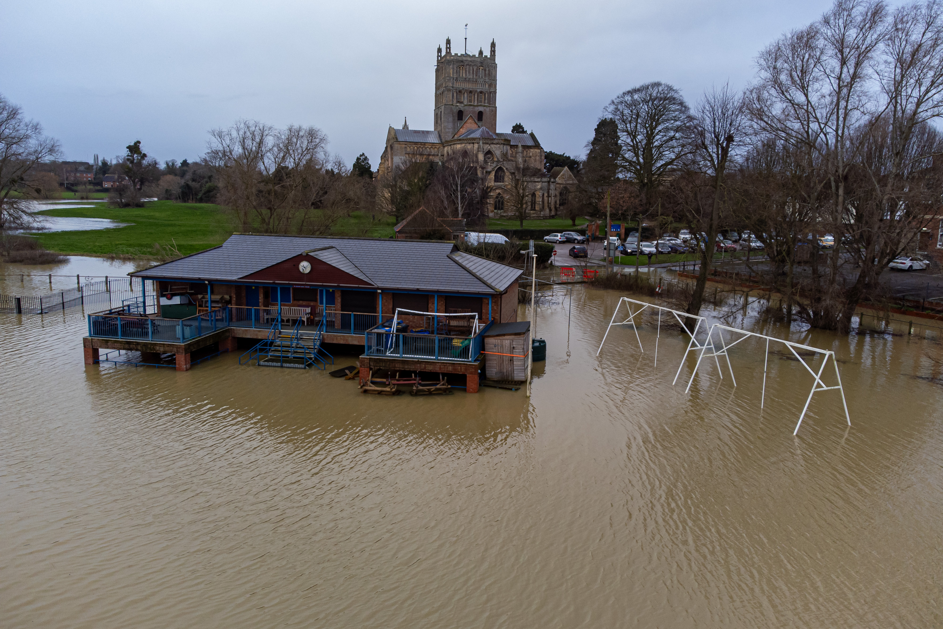 Der Pavillon des Tewkesbury Cricket Clubs wurde am Freitag nach heftigen Regenfällen durch den Sturm Gerrit überschwemmt