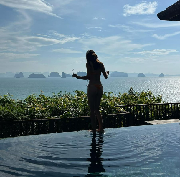 Die Schönheit strahlte, als sie in Thailand die Sonne genoss