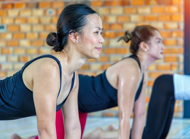 Nahaufnahme einer Frau im Hot-Yoga-Kurs