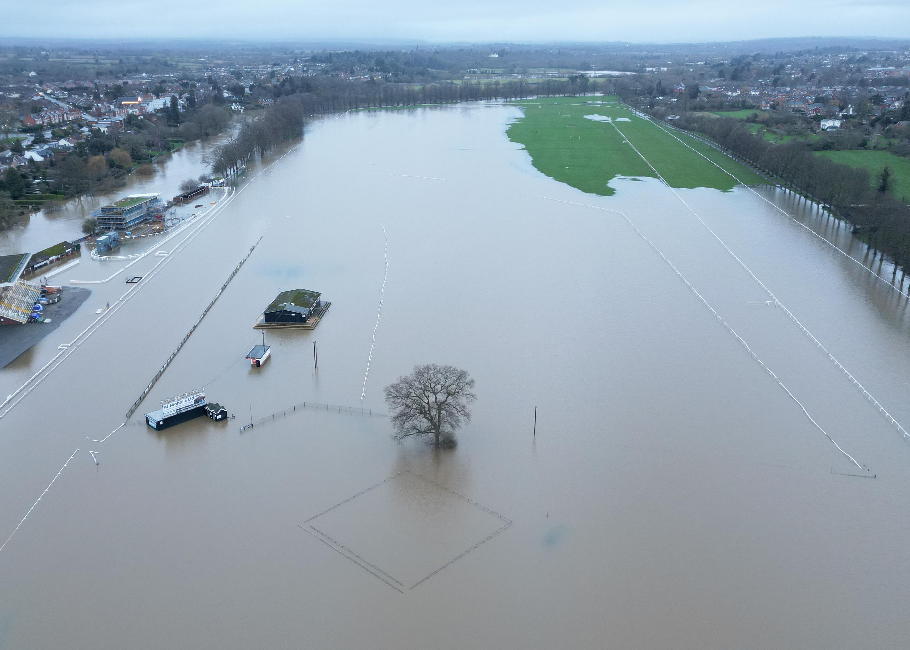 Die Pferderennbahn von Worcester ist heute Morgen überschwemmt, nachdem der Fluss Severn über die Ufer getreten ist