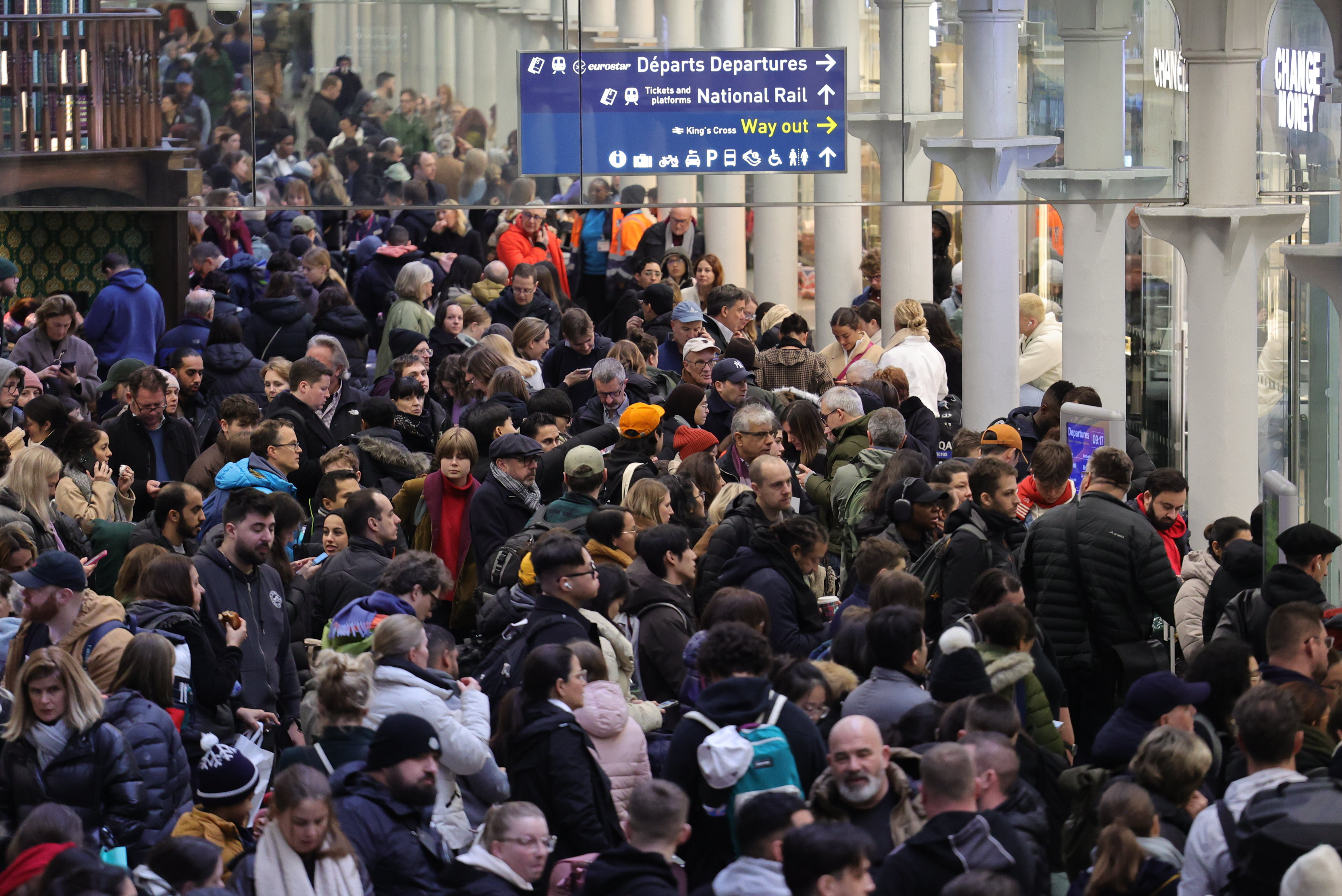 Aufgrund der Reiseunterbrechung zu Neujahr kam es am Bahnhof St. Pancras International im Zentrum von London zu überfüllten und hektischen Szenen