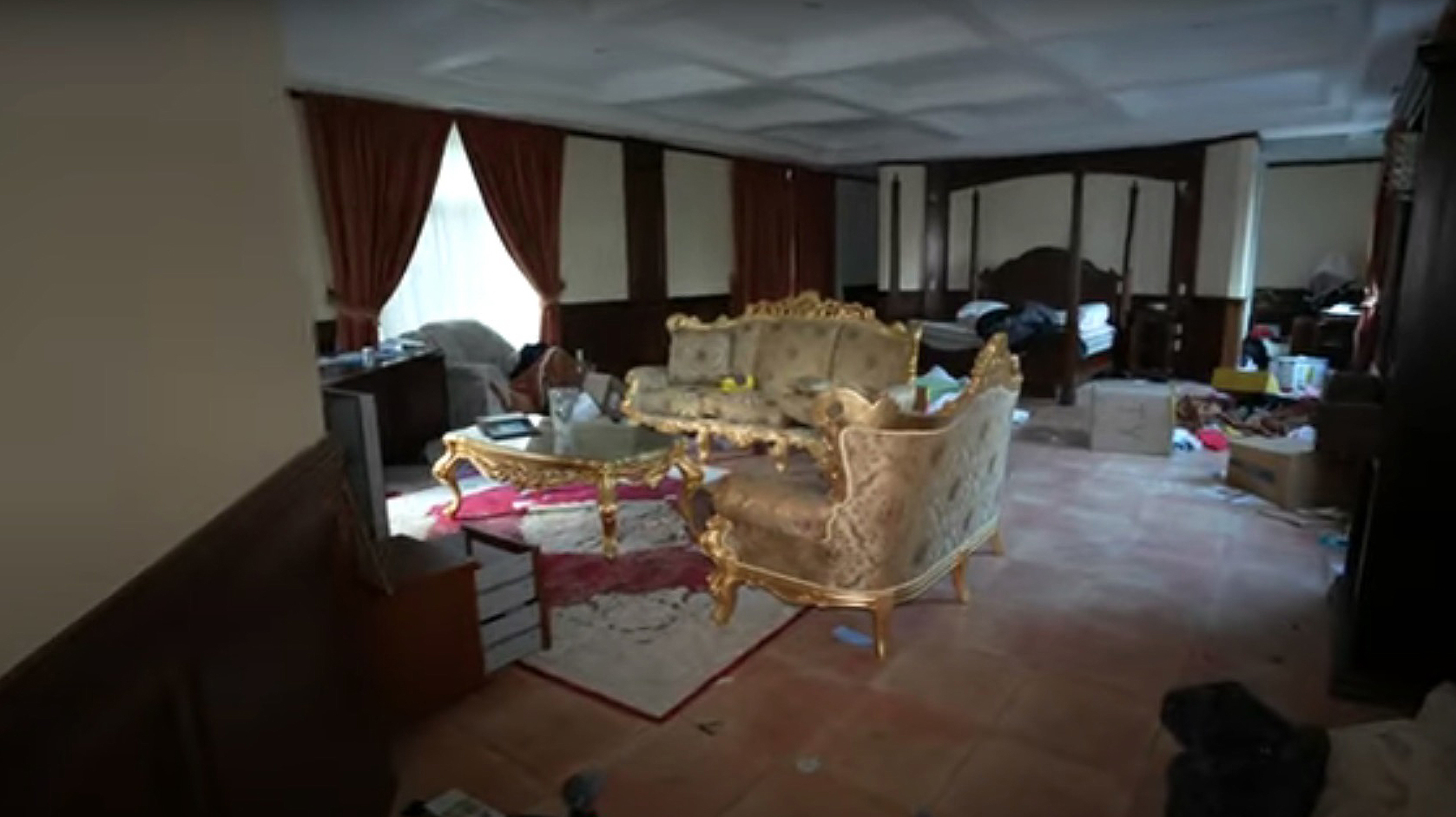 Ein YouTuber namens Noah.Nowhere hat das Anwesen kürzlich besucht – und ein Zimmer war mit goldenen Möbeln ausgestattet