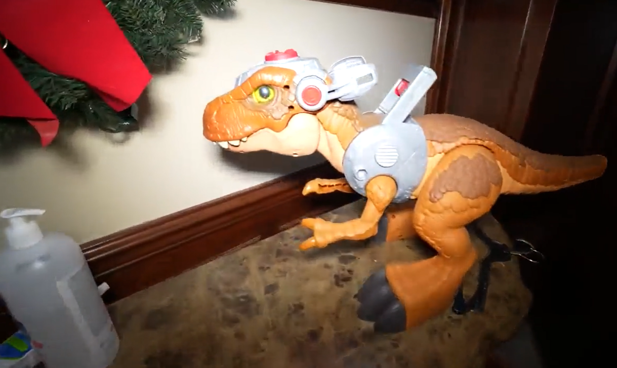 Überall in der Villa waren Kinderspielzeuge zurückgelassen worden, darunter auch ein gruseliger Dinosaurier