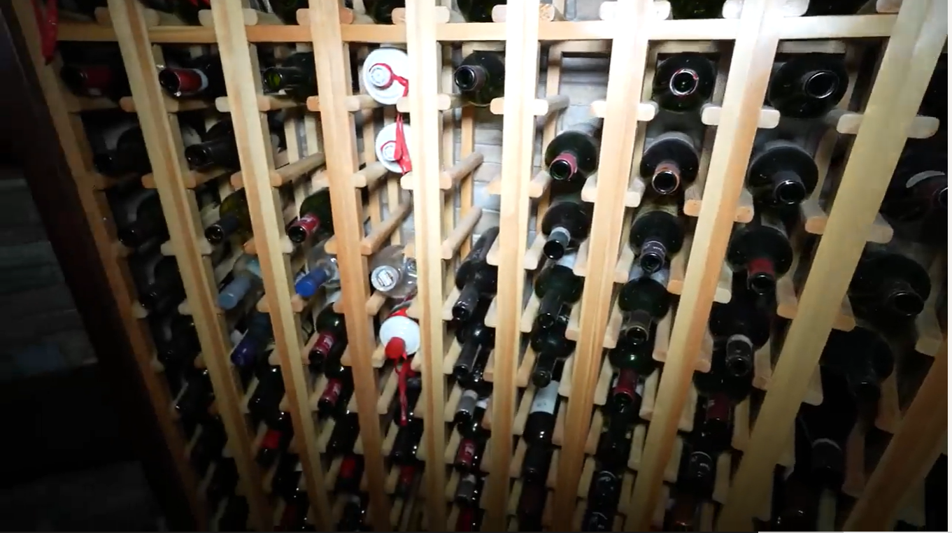 Das Anwesen verfügt über einen Weinkeller mit Hunderten Flaschen Wein