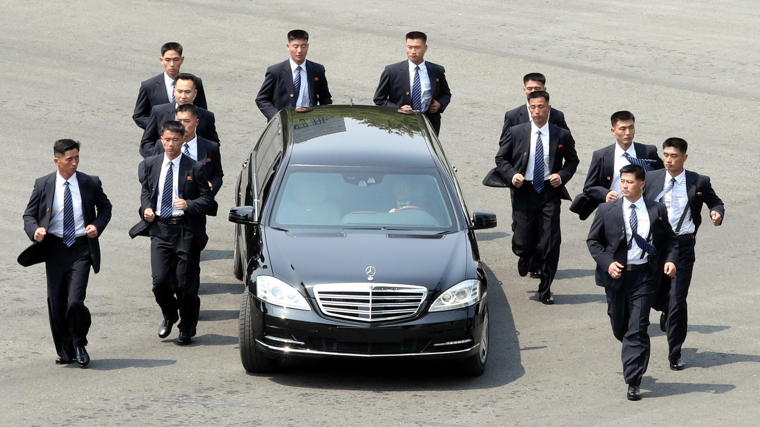 Während der Gespräche mit Südkorea im Jahr 2018 ist Kim von einem Dutzend Sicherheitsleuten umgeben