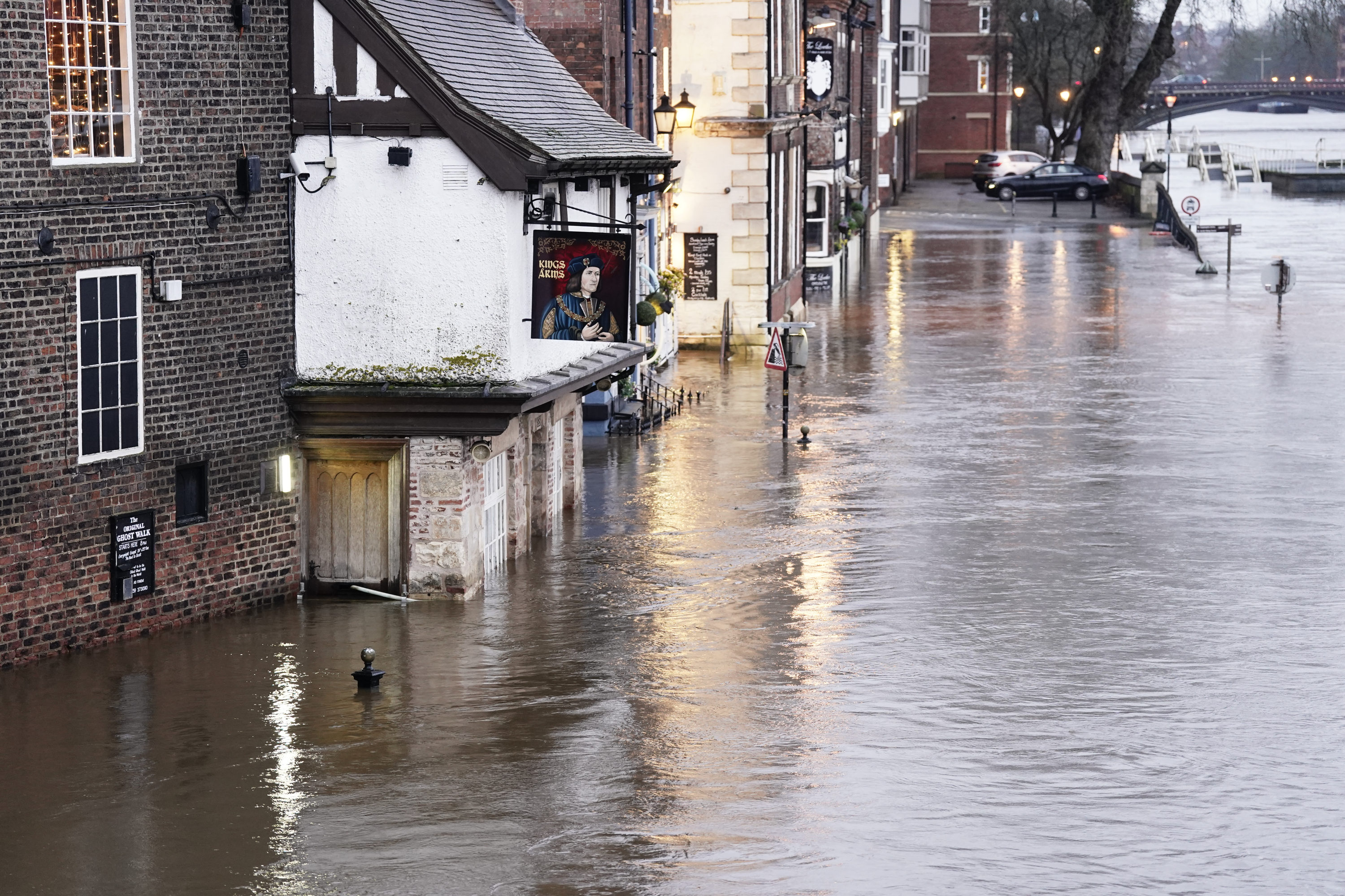 York wurde von Überschwemmungen überschwemmt, nachdem der Fluss Ouse gestern über die Ufer trat