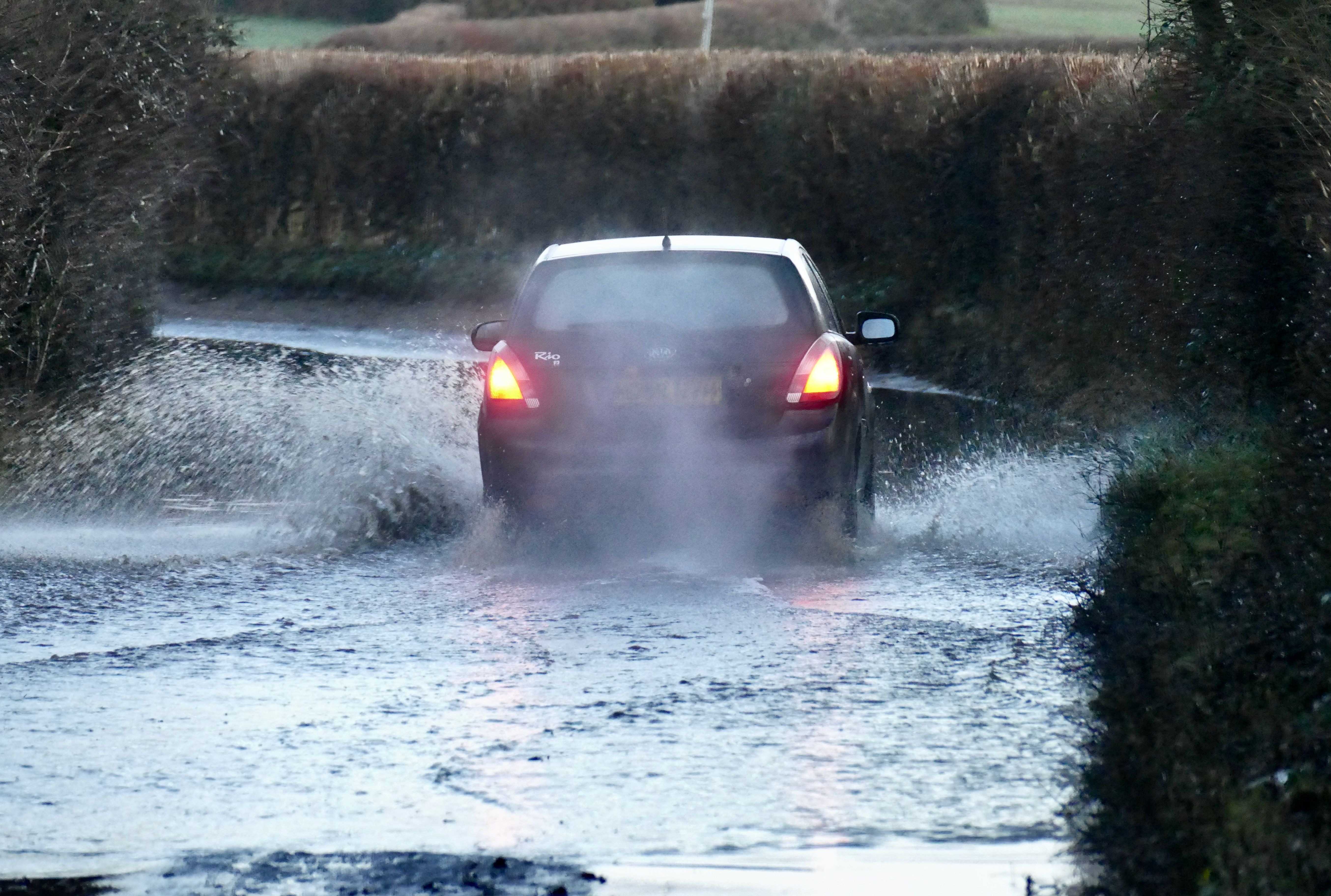 Bereits heute Morgen mussten sich Autofahrer durch überflutete Straßen in Dunsden, Oxfordshire, kämpfen