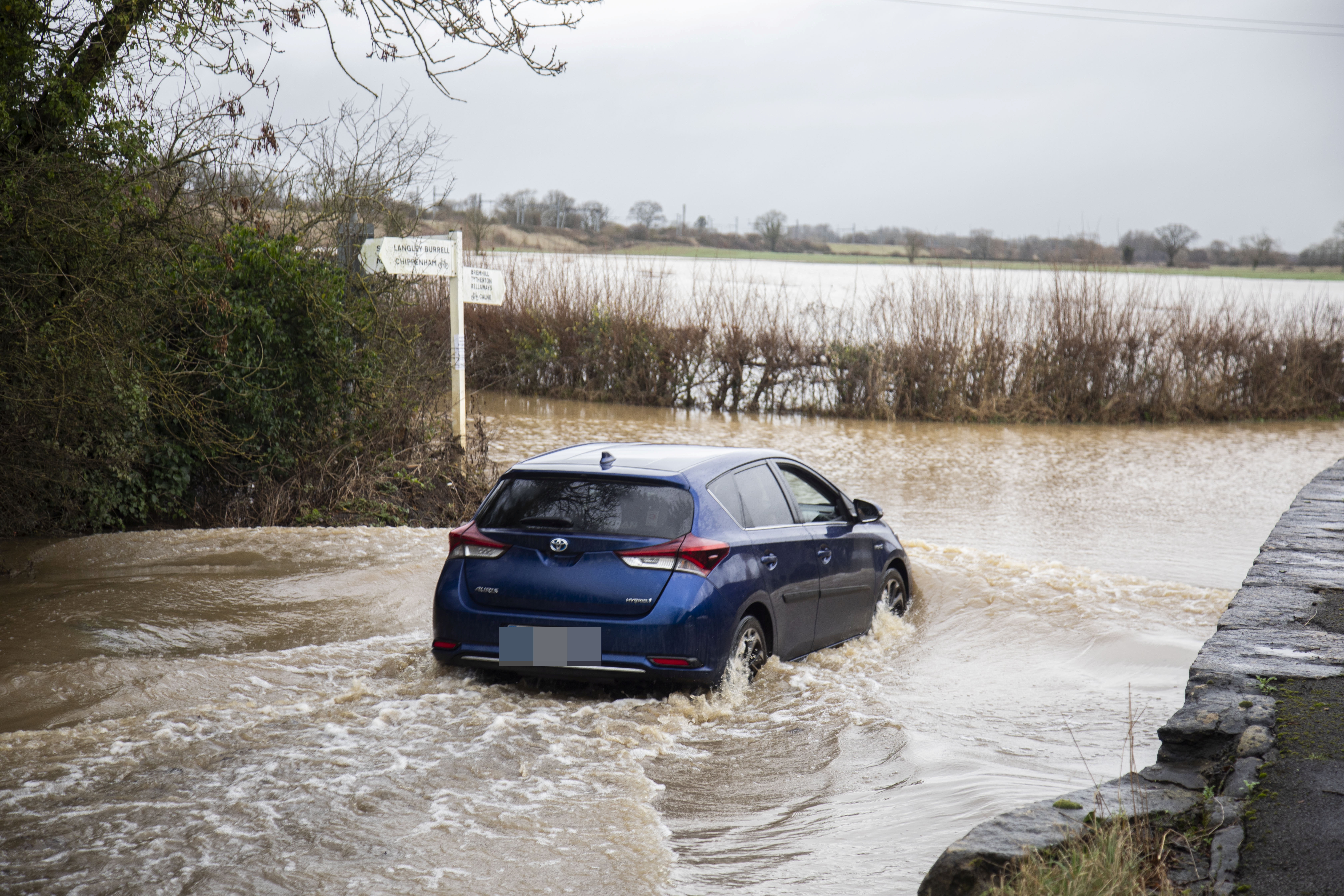 Autofahrer mussten heute Morgen in Wiltshire durch eine überflutete Straße fahren