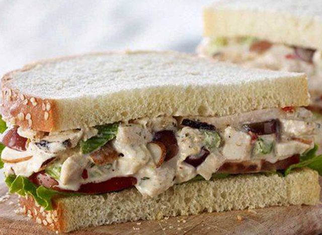 Panera Bread Napa Mandel-Hühnchen-Salat-Sandwich