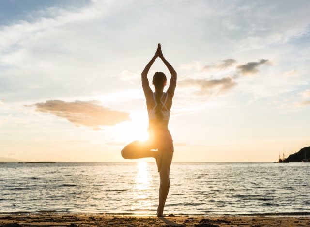 Sagen Sie mit diesem Gleichgewichtstest, Yoga, voraus, wie lange Sie leben werden