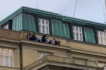 Man sah verängstigte Studenten, die sich am Dachsims festklammerten, nachdem der Schütze das Feuer eröffnet hatte
